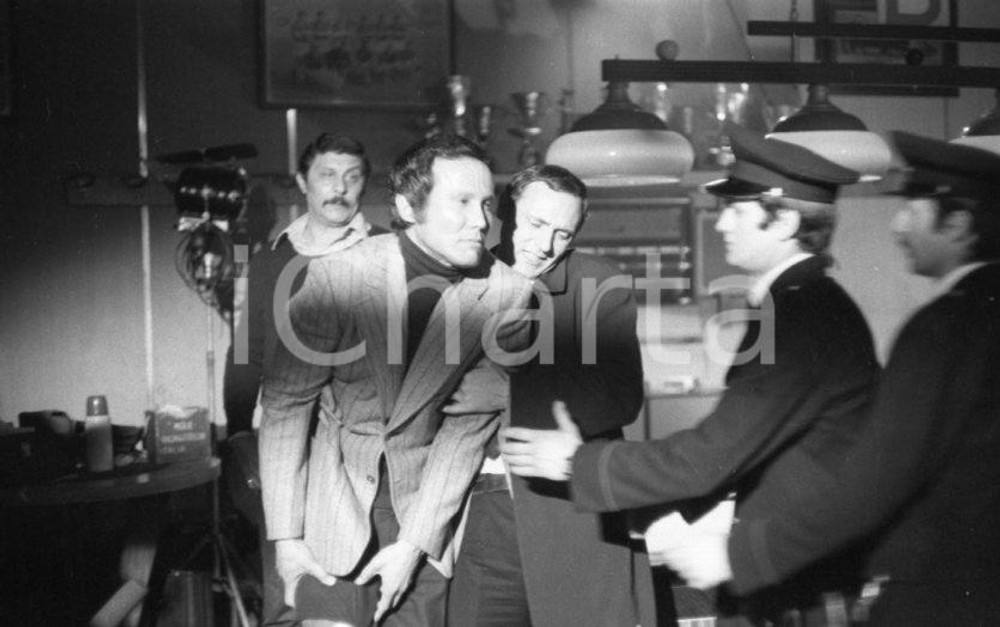 1975 MILANO ODIA: LA POLIZIA NON PUÒ SPARARE scatto set NEGATIVO ORIGINALE 21 Nel negativo Mario PIAVE e Henry SILVANegativo originale in bianco e nero su pellicola.  E' SEVERAMENTE VIETATA LA RIPRODUZIONE.TUTTI I DIRITTI SONO RISERVATI.ICharta mette in vendita, sul negozio eBay e in esclusiva sul sito "icharta" il proprio archivio composto da numerose diapositive e negativi fotografici d'epoca, tutti originali e autentici.Si tratta di uno sguardo inedito sull'attualità, la politica, la vita quotidiana, il gossip e la cultura, che fotografa il cambiamento della nazione (e non solo) tra il 1890 ed il 1990 circa. Un'occasione unica per il mercato del collezionismo, che vede finalmente disponibile un archivio eccezionale per vastità, tematiche e condizioni, in un settore (il negativo fotografico e la diapositiva) di assoluta novità e dalle interessanti prospettive di investimento. CONDIZIONI:FAIR/discretoFORMATO: 35mm originale e autentica 1