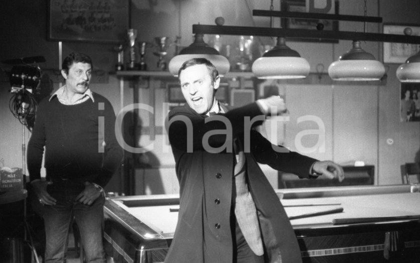 1975 MILANO ODIA: LA POLIZIA NON PUÒ SPARARE scatto set NEGATIVO ORIGINALE 23 Nel negativo Mario PIAVENegativo originale in bianco e nero su pellicola.  E' SEVERAMENTE VIETATA LA RIPRODUZIONE.TUTTI I DIRITTI SONO RISERVATI.ICharta mette in vendita, sul negozio eBay e in esclusiva sul sito "icharta" il proprio archivio composto da numerose diapositive e negativi fotografici d'epoca, tutti originali e autentici.Si tratta di uno sguardo inedito sull'attualità, la politica, la vita quotidiana, il gossip e la cultura, che fotografa il cambiamento della nazione (e non solo) tra il 1890 ed il 1990 circa. Un'occasione unica per il mercato del collezionismo, che vede finalmente disponibile un archivio eccezionale per vastità, tematiche e condizioni, in un settore (il negativo fotografico e la diapositiva) di assoluta novità e dalle interessanti prospettive di investimento. CONDIZIONI:FAIR/discretoFORMATO: 35mm originale e autentica 1