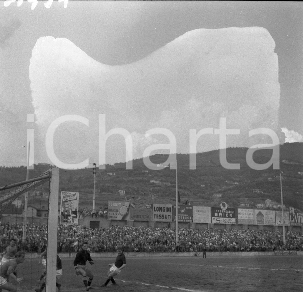 BRESCIA CALCIO Campionato 1951/52 serie B  NEGATIVO ORIGINALE (4) Negativo originale in bianco e nero su pellicola.  E' SEVERAMENTE VIETATA LA RIPRODUZIONE.TUTTI I DIRITTI SONO RISERVATI.ICharta mette in vendita, sul negozio eBay e in esclusiva sul sito "icharta" il proprio archivio composto da numerose diapositive e negativi fotografici d'epoca, tutti originali e autentici.Si tratta di uno sguardo inedito sull'attualità, la politica, la vita quotidiana, il gossip e la cultura, che fotografa il cambiamento della nazione (e non solo) tra il 1890 ed il 1990 circa. Un'occasione unica per il mercato del collezionismo, che vede finalmente disponibile un archivio eccezionale per vastità, tematiche e condizioni, in un settore (il negativo fotografico e la diapositiva) di assoluta novità e dalle interessanti prospettive di investimento. CONDIZIONI:POOR/danneggiato Alone di umiditàFORMATO: cm 6 x 6 originale e autentica 1