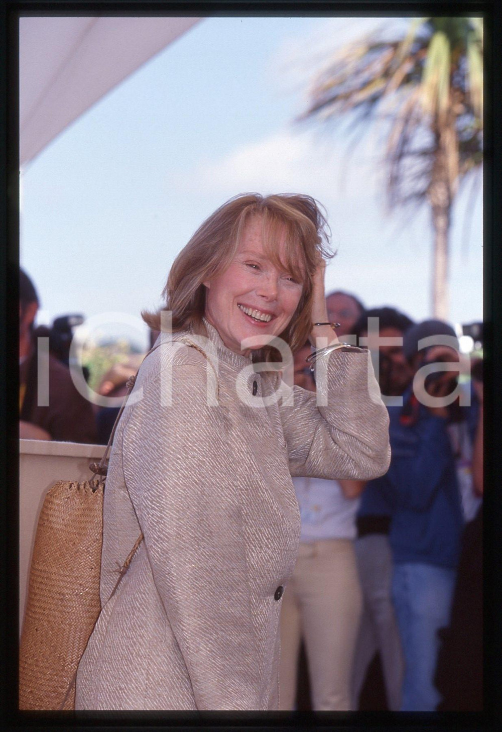 35mm vintage slide* 1999 FESTIVAL CANNES Sissy SPACEK davanti ai fotografi 3  Diapositiva d'epoca, in formato 35 mm. CONDIZIONI: GOODTutti i diritti riservati.E' severamente vietata la riproduzione. ICharta mette in vendita, sul negozio eBay e in esclusiva sul sito "icharta" il proprio archivio composto da numerose diapositive e negativi fotografici d'epoca, tutti originali e autentici, che attraversano la storia del costume italiano tra gli la fine degli anni Sessanta e Novanta.Si tratta di uno sguardo inedito sull'attualit&agrave;, la politica, la vita quotidiana, il gossip e la cultura, che fotografa il cambiamento della nazione in quest'ultimo scorcio del XX secolo. Un'occasione unica per il mercato del collezionismo, che vede finalmente disponibile un archivio eccezionale per vastit&agrave;, tematiche e condizioni, in un settore (il negativo fotografico e la diapositiva) di assoluta novit&agrave; e dalle interessanti prospettive di investimento.     originale e autentica 1