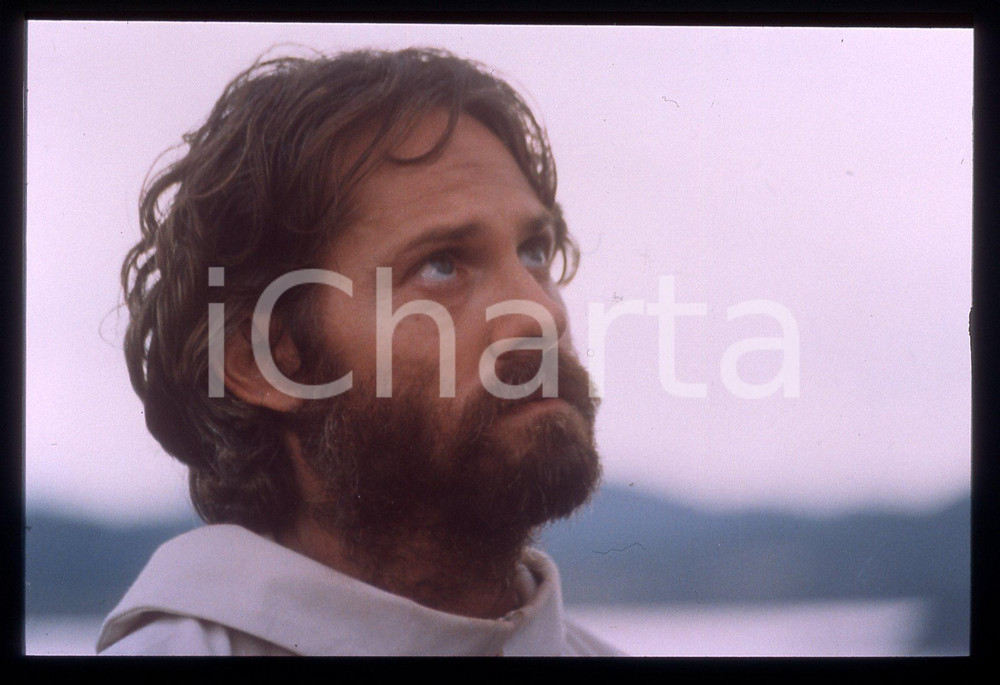 35mm vintage slide*1998 LA CASA BRUCIATA Giulio SCARPATI Scena fiction 3  Diapositiva d'epoca, in formato 35 mm.  CONDIZIONI: GOODE' severamente vietata la riproduzione. Tutti i diritti sono riservati. ICharta mette in vendita, sul negozio eBay e in esclusiva sul sito "icharta" il proprio archivio composto da numerose diapositive e negativi fotografici d'epoca, tutti originali e autentici, che attraversano la storia del costume italiano tra gli la fine degli anni Sessanta e Novanta.Si tratta di uno sguardo inedito sull'attualit&agrave;, la politica, la vita quotidiana, il gossip e la cultura, che fotografa il cambiamento della nazione in quest'ultimo scorcio del XX secolo. Un'occasione unica per il mercato del collezionismo, che vede finalmente disponibile un archivio eccezionale per vastit&agrave;, tematiche e condizioni, in un settore (il negativo fotografico e la diapositiva) di assoluta novit&agrave; e dalle interessanti prospettive di investimento.     originale e autentica 1