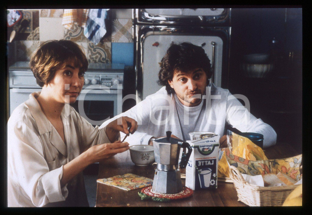 35mm vintage slide*1997 FUOCHI D'ARTIFICIO Leonardo PIERACCIONI Scena film   Diapositiva d'epoca, in formato 35 mm.Nella diapositva appare anche Barbara Enrichi.CONDIZIONI: GOODE' severamente vietata la riproduzione. Tutti i diritti sono riservati. ICharta mette in vendita, sul negozio eBay e in esclusiva sul sito "icharta" il proprio archivio composto da numerose diapositive e negativi fotografici d'epoca, tutti originali e autentici, che attraversano la storia del costume italiano tra gli la fine degli anni Sessanta e Novanta.Si tratta di uno sguardo inedito sull'attualit&agrave;, la politica, la vita quotidiana, il gossip e la cultura, che fotografa il cambiamento della nazione in quest'ultimo scorcio del XX secolo. Un'occasione unica per il mercato del collezionismo, che vede finalmente disponibile un archivio eccezionale per vastit&agrave;, tematiche e condizioni, in un settore (il negativo fotografico e la diapositiva) di assoluta novit&agrave; e dalle interessanti prospettive di investimento.     originale e autentica 1