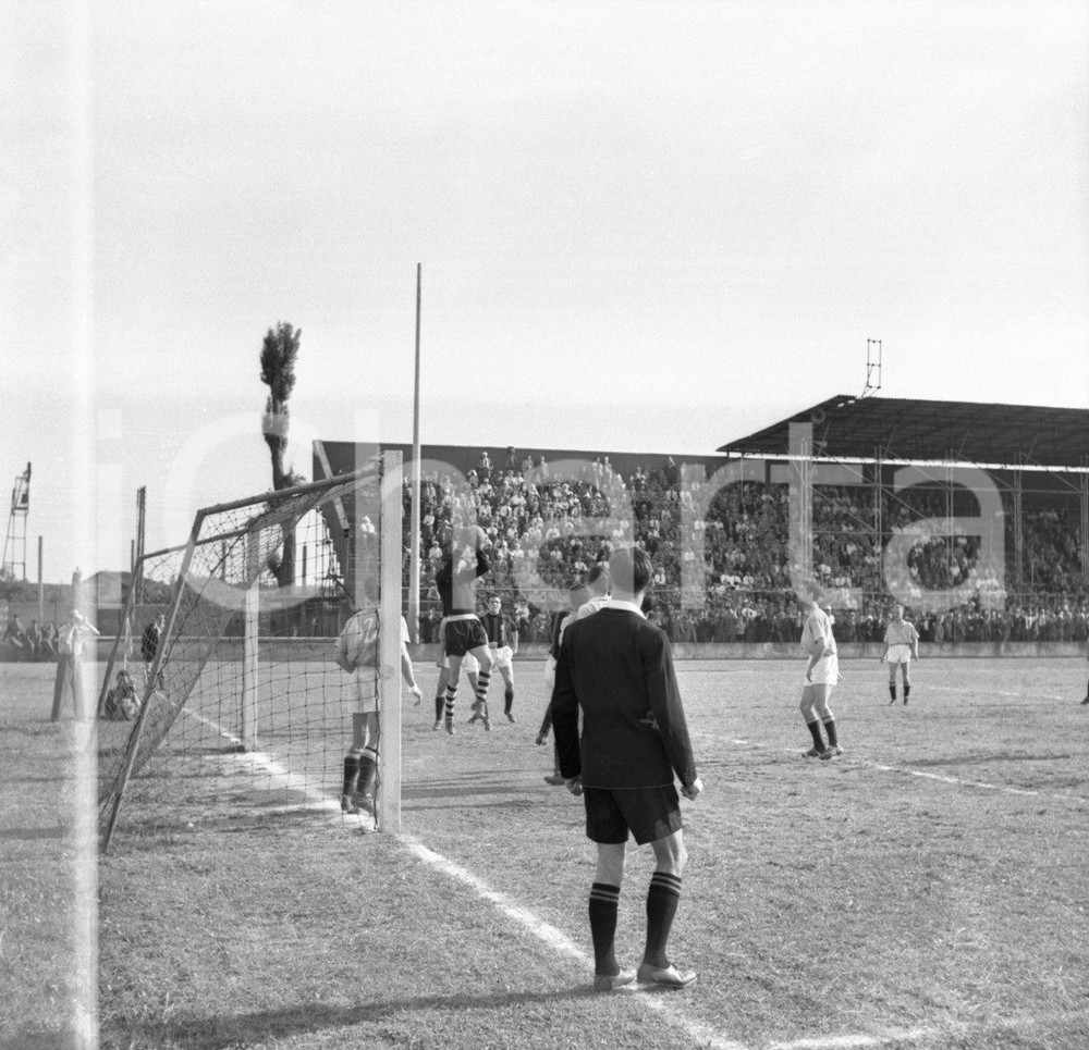 BRESCIA CALCIO Campionato 1951/52 serie B  NEGATIVO ORIGINALE 5 Negativo originale in bianco e nero su pellicola.  E' SEVERAMENTE VIETATA LA RIPRODUZIONE.TUTTI I DIRITTI SONO RISERVATI.ICharta mette in vendita, sul negozio eBay e in esclusiva sul sito "icharta" il proprio archivio composto da numerose diapositive e negativi fotografici d'epoca, tutti originali e autentici.Si tratta di uno sguardo inedito sull'attualità, la politica, la vita quotidiana, il gossip e la cultura, che fotografa il cambiamento della nazione (e non solo) tra il 1890 ed il 1990 circa. Un'occasione unica per il mercato del collezionismo, che vede finalmente disponibile un archivio eccezionale per vastità, tematiche e condizioni, in un settore (il negativo fotografico e la diapositiva) di assoluta novità e dalle interessanti prospettive di investimento. CONDIZIONI:POOR/danneggiato Aloni come da scansioneFORMATO: cm 6 x 6 originale e autentica 1