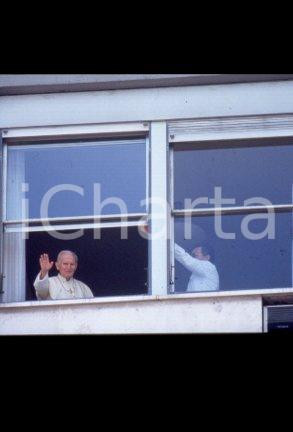 35mm vintage slide* 1992, Rome, Giovanni Paolo II, Gemelli hospital  Diapositiva d'epoca, in formato 35 mm.CONDIZIONI: GOODE' severamente vietata la riproduzione. Tutti i diritti sono riservati.Nella diapositiva ICharta mette in vendita, sul negozio eBay e in esclusiva sul sito "icharta" il proprio archivio composto da numerose diapositive e negativi fotografici d'epoca, tutti originali e autentici, che attraversano la storia del costume italiano tra gli la fine degli anni Sessanta e Novanta.Si tratta di uno sguardo inedito sull'attualit&agrave;, la politica, la vita quotidiana, il gossip e la cultura, che fotografa il cambiamento della nazione in quest'ultimo scorcio del XX secolo. Un'occasione unica per il mercato del collezionismo, che vede finalmente disponibile un archivio eccezionale per vastit&agrave;, tematiche e condizioni, in un settore (il negativo fotografico e la diapositiva) di assoluta novit&agrave; e dalle interessanti prospettive di investimento.   FAIR/discreto   originale e autentica 1