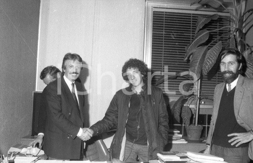 1970 ca Eugenio BENNATO firma contratto casa discografica NEGATIVO ORIGINALE 4 Negativo originale in bianco e nero su pellicola.  E' SEVERAMENTE VIETATA LA RIPRODUZIONE.TUTTI I DIRITTI SONO RISERVATI.ICharta mette in vendita, sul negozio eBay e in esclusiva sul sito "icharta" il proprio archivio composto da numerose diapositive e negativi fotografici d'epoca, tutti originali e autentici.Si tratta di uno sguardo inedito sull'attualità, la politica, la vita quotidiana, il gossip e la cultura, che fotografa il cambiamento della nazione (e non solo) tra il 1890 ed il 1990 circa. Un'occasione unica per il mercato del collezionismo, che vede finalmente disponibile un archivio eccezionale per vastità, tematiche e condizioni, in un settore (il negativo fotografico e la diapositiva) di assoluta novità e dalle interessanti prospettive di investimento. CONDIZIONI:FAIR/discretoFORMATO: 35mm originale e autentica 1