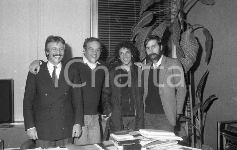 1970 ca Eugenio BENNATO firma contratto casa discografica NEGATIVO ORIGINALE 11 Negativo originale in bianco e nero su pellicola.  E' SEVERAMENTE VIETATA LA RIPRODUZIONE.TUTTI I DIRITTI SONO RISERVATI.ICharta mette in vendita, sul negozio eBay e in esclusiva sul sito "icharta" il proprio archivio composto da numerose diapositive e negativi fotografici d'epoca, tutti originali e autentici.Si tratta di uno sguardo inedito sull'attualità, la politica, la vita quotidiana, il gossip e la cultura, che fotografa il cambiamento della nazione (e non solo) tra il 1890 ed il 1990 circa. Un'occasione unica per il mercato del collezionismo, che vede finalmente disponibile un archivio eccezionale per vastità, tematiche e condizioni, in un settore (il negativo fotografico e la diapositiva) di assoluta novità e dalle interessanti prospettive di investimento. CONDIZIONI:FAIR/discretoFORMATO: 35mm originale e autentica 1
