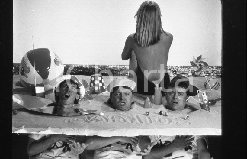 1984 SKIANTOS frammento videoclip "Canzone per l'estate" NEGATIVO ORIGINALE 1 Negativo originale in bianco e nero su pellicola.  E' SEVERAMENTE VIETATA LA RIPRODUZIONE.TUTTI I DIRITTI SONO RISERVATI.ICharta mette in vendita, sul negozio eBay e in esclusiva sul sito "icharta" il proprio archivio composto da numerose diapositive e negativi fotografici d'epoca, tutti originali e autentici.Si tratta di uno sguardo inedito sull'attualità, la politica, la vita quotidiana, il gossip e la cultura, che fotografa il cambiamento della nazione (e non solo) tra il 1890 ed il 1990 circa. Un'occasione unica per il mercato del collezionismo, che vede finalmente disponibile un archivio eccezionale per vastità, tematiche e condizioni, in un settore (il negativo fotografico e la diapositiva) di assoluta novità e dalle interessanti prospettive di investimento. CONDIZIONI:FAIR/discretoFORMATO: 35mm originale e autentica 1