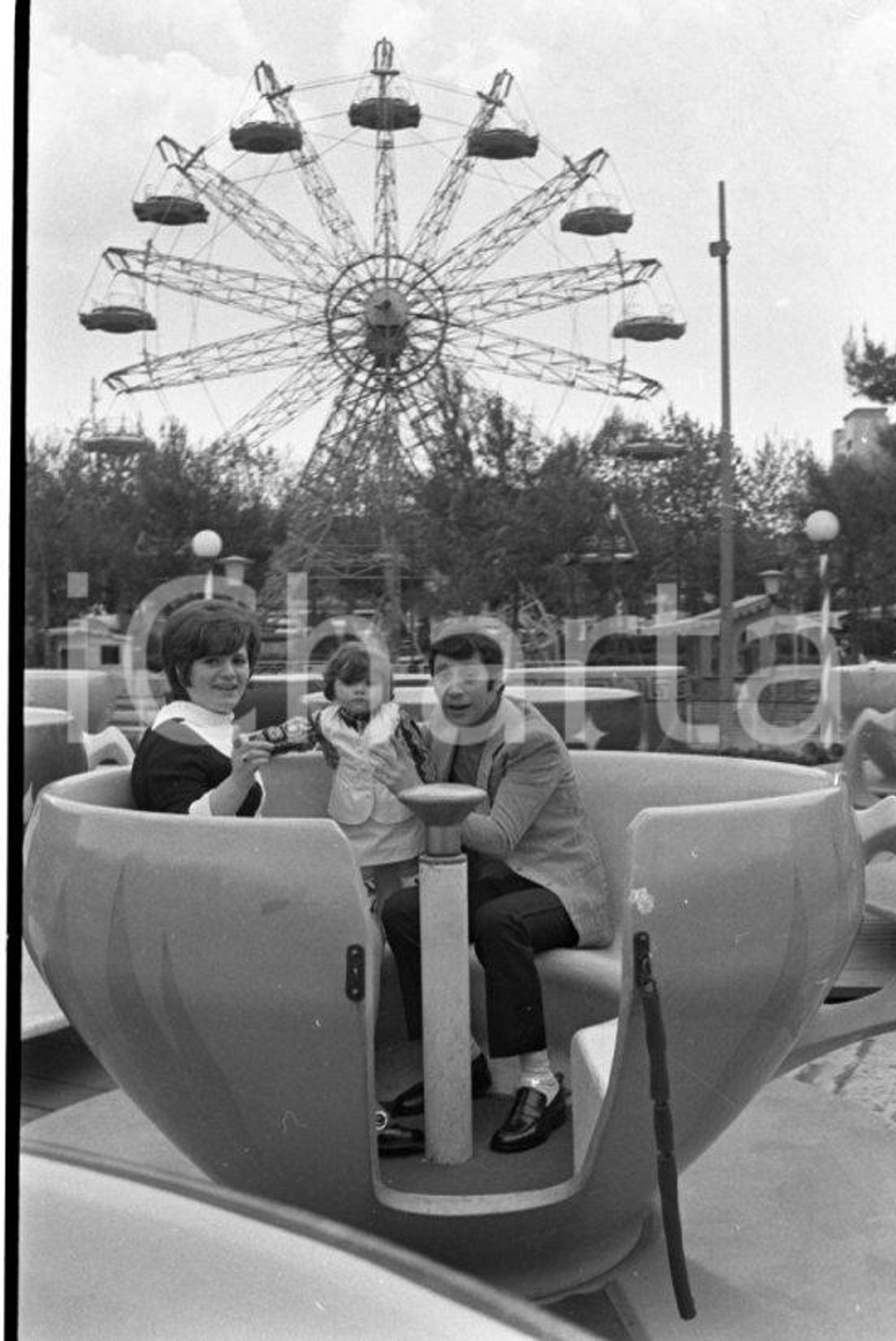1970 ca Tony ASTARITA Edenlandia Luna Park NEGATIVO ORIGINALE 5 Negativo originale in bianco e nero su pellicola.  E' SEVERAMENTE VIETATA LA RIPRODUZIONE.TUTTI I DIRITTI SONO RISERVATI.ICharta mette in vendita, sul negozio eBay e in esclusiva sul sito "icharta" il proprio archivio composto da numerose diapositive e negativi fotografici d'epoca, tutti originali e autentici.Si tratta di uno sguardo inedito sull'attualità, la politica, la vita quotidiana, il gossip e la cultura, che fotografa il cambiamento della nazione (e non solo) tra il 1890 ed il 1990 circa. Un'occasione unica per il mercato del collezionismo, che vede finalmente disponibile un archivio eccezionale per vastità, tematiche e condizioni, in un settore (il negativo fotografico e la diapositiva) di assoluta novità e dalle interessanti prospettive di investimento. CONDIZIONI:FAIR/discretoFORMATO: 35mm originale e autentica 1