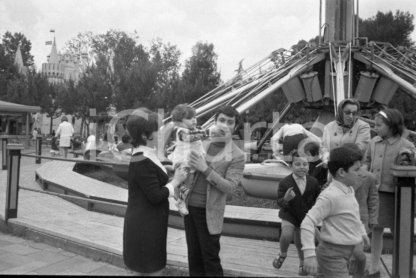1970 ca NAPOLI EDENLANDIA Tony ASTARITA al Luna Park NEGATIVO ORIGINALE 7 Negativo originale in bianco e nero su pellicola.  E' SEVERAMENTE VIETATA LA RIPRODUZIONE.TUTTI I DIRITTI SONO RISERVATI.ICharta mette in vendita, sul negozio eBay e in esclusiva sul sito "icharta" il proprio archivio composto da numerose diapositive e negativi fotografici d'epoca, tutti originali e autentici.Si tratta di uno sguardo inedito sull'attualità, la politica, la vita quotidiana, il gossip e la cultura, che fotografa il cambiamento della nazione (e non solo) tra il 1890 ed il 1990 circa. Un'occasione unica per il mercato del collezionismo, che vede finalmente disponibile un archivio eccezionale per vastità, tematiche e condizioni, in un settore (il negativo fotografico e la diapositiva) di assoluta novità e dalle interessanti prospettive di investimento. CONDIZIONI:FAIR/discretoFORMATO: 35mm originale e autentica 1