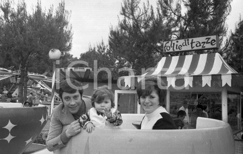 1970 ca NAPOLI  Tony ASTARITA Edenlandia Follia di Tazze NEGATIVO ORIGINALE 25 Negativo originale in bianco e nero su pellicola.  E' SEVERAMENTE VIETATA LA RIPRODUZIONE.TUTTI I DIRITTI SONO RISERVATI.ICharta mette in vendita, sul negozio eBay e in esclusiva sul sito "icharta" il proprio archivio composto da numerose diapositive e negativi fotografici d'epoca, tutti originali e autentici.Si tratta di uno sguardo inedito sull'attualità, la politica, la vita quotidiana, il gossip e la cultura, che fotografa il cambiamento della nazione (e non solo) tra il 1890 ed il 1990 circa. Un'occasione unica per il mercato del collezionismo, che vede finalmente disponibile un archivio eccezionale per vastità, tematiche e condizioni, in un settore (il negativo fotografico e la diapositiva) di assoluta novità e dalle interessanti prospettive di investimento. CONDIZIONI:FAIR/discretoFORMATO: 35mm originale e autentica 1