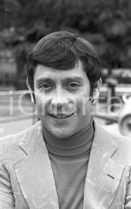 1970 ca NAPOLI Tony ASTARITA ritratto a Edenlandia NEGATIVO ORIGINALE 30 Negativo originale in bianco e nero su pellicola.  E' SEVERAMENTE VIETATA LA RIPRODUZIONE.TUTTI I DIRITTI SONO RISERVATI.ICharta mette in vendita, sul negozio eBay e in esclusiva sul sito "icharta" il proprio archivio composto da numerose diapositive e negativi fotografici d'epoca, tutti originali e autentici.Si tratta di uno sguardo inedito sull'attualità, la politica, la vita quotidiana, il gossip e la cultura, che fotografa il cambiamento della nazione (e non solo) tra il 1890 ed il 1990 circa. Un'occasione unica per il mercato del collezionismo, che vede finalmente disponibile un archivio eccezionale per vastità, tematiche e condizioni, in un settore (il negativo fotografico e la diapositiva) di assoluta novità e dalle interessanti prospettive di investimento. CONDIZIONI:FAIR/discretoFORMATO: 35mm originale e autentica 1