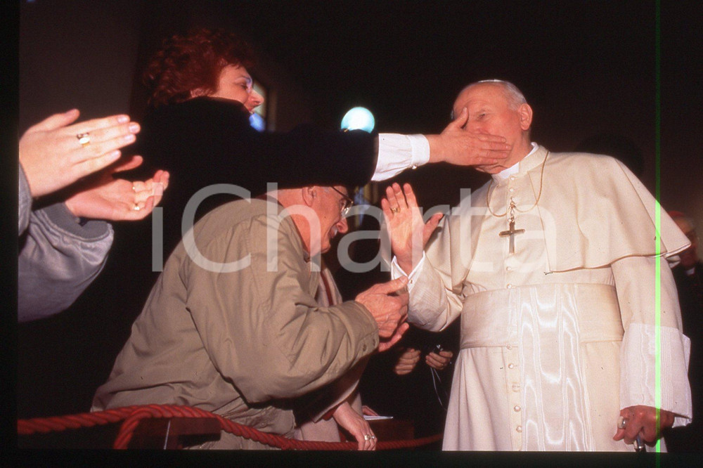 35mm vintage slide* 1995, Rome, GIOVANNI PAOLO II, SANTA MARIA DEL SOCCORSO  Diapositiva d'epoca, in formato 35 mm.CONDIZIONI: GOODE' severamente vietata la riproduzione. Tutti i diritti sono riservati.Nella diapositiva ICharta mette in vendita, sul negozio eBay e in esclusiva sul sito "icharta" il proprio archivio composto da numerose diapositive e negativi fotografici d'epoca, tutti originali e autentici, che attraversano la storia del costume italiano tra gli la fine degli anni Sessanta e Novanta.Si tratta di uno sguardo inedito sull'attualit&agrave;, la politica, la vita quotidiana, il gossip e la cultura, che fotografa il cambiamento della nazione in quest'ultimo scorcio del XX secolo. Un'occasione unica per il mercato del collezionismo, che vede finalmente disponibile un archivio eccezionale per vastit&agrave;, tematiche e condizioni, in un settore (il negativo fotografico e la diapositiva) di assoluta novit&agrave; e dalle interessanti prospettive di investimento.   FAIR/discreto   originale e autentica 1