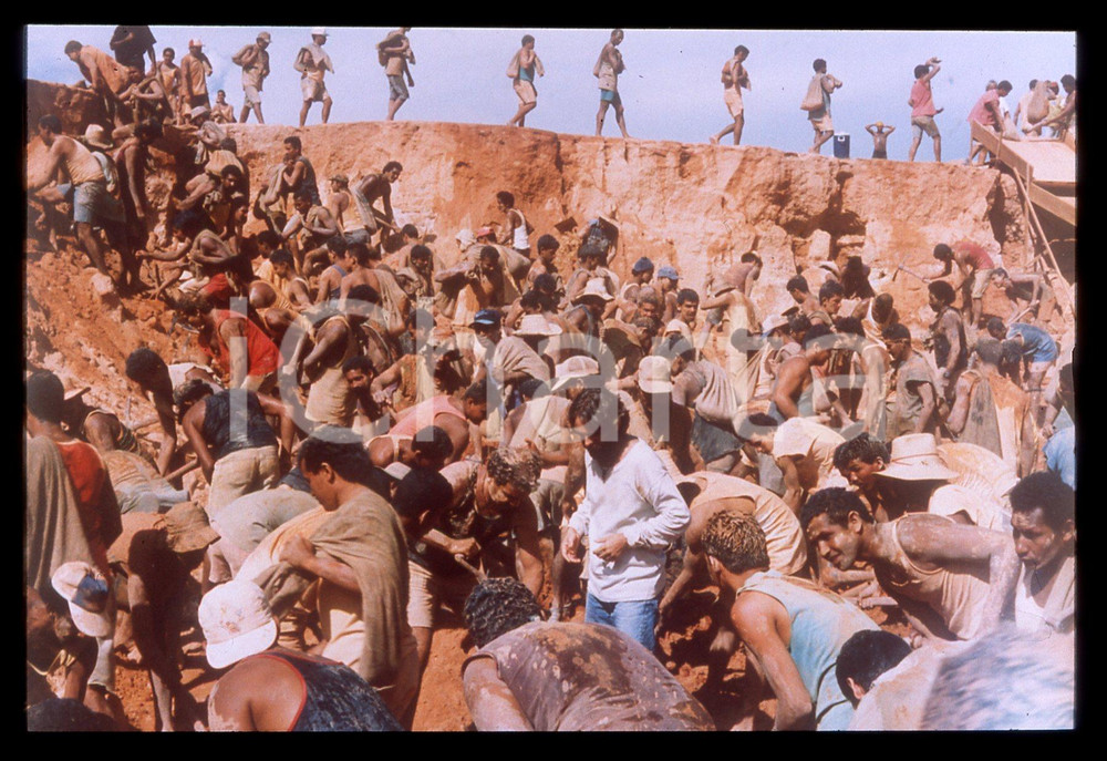 35mm vintage slide*1998 LA CASA BRUCIATA Giulio SCARPATI Scena della fiction 2  Diapositiva d'epoca, in formato 35 mm.  CONDIZIONI: GOODE' severamente vietata la riproduzione. Tutti i diritti sono riservati. ICharta mette in vendita, sul negozio eBay e in esclusiva sul sito "icharta" il proprio archivio composto da numerose diapositive e negativi fotografici d'epoca, tutti originali e autentici, che attraversano la storia del costume italiano tra gli la fine degli anni Sessanta e Novanta.Si tratta di uno sguardo inedito sull'attualit&agrave;, la politica, la vita quotidiana, il gossip e la cultura, che fotografa il cambiamento della nazione in quest'ultimo scorcio del XX secolo. Un'occasione unica per il mercato del collezionismo, che vede finalmente disponibile un archivio eccezionale per vastit&agrave;, tematiche e condizioni, in un settore (il negativo fotografico e la diapositiva) di assoluta novit&agrave; e dalle interessanti prospettive di investimento.     originale e autentica 1