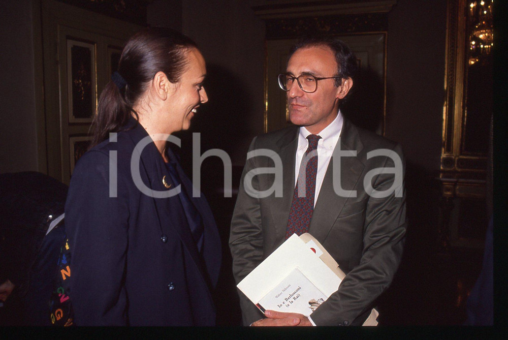 35mm vintage slide* 1990 MILANO Giovanni VALENTINI Chiara BERIA DI ARGENTINE 2  Diapositiva d'epoca, in formato 35 mm. La diapositiva illustra Giovanni Valentini e Chiara Beria di Argentine durante la presentazione del libro di Walter Veltroni "Io e Berlusconi (e la Rai)".CONDIZIONI: GOODTutti i diritti riservati.E' severamente vietata la riproduzione. ICharta mette in vendita, sul negozio eBay e in esclusiva sul sito "icharta" il proprio archivio composto da numerose diapositive e negativi fotografici d'epoca, tutti originali e autentici, che attraversano la storia del costume italiano tra gli la fine degli anni Sessanta e Novanta.Si tratta di uno sguardo inedito sull'attualit&agrave;, la politica, la vita quotidiana, il gossip e la cultura, che fotografa il cambiamento della nazione in quest'ultimo scorcio del XX secolo. Un'occasione unica per il mercato del collezionismo, che vede finalmente disponibile un archivio eccezionale per vastit&agrave;, tematiche e condizioni, in un settore (il negativo fotografico e la diapositiva) di assoluta novit&agrave; e dalle interessanti prospettive di investimento.     originale e autentica 1