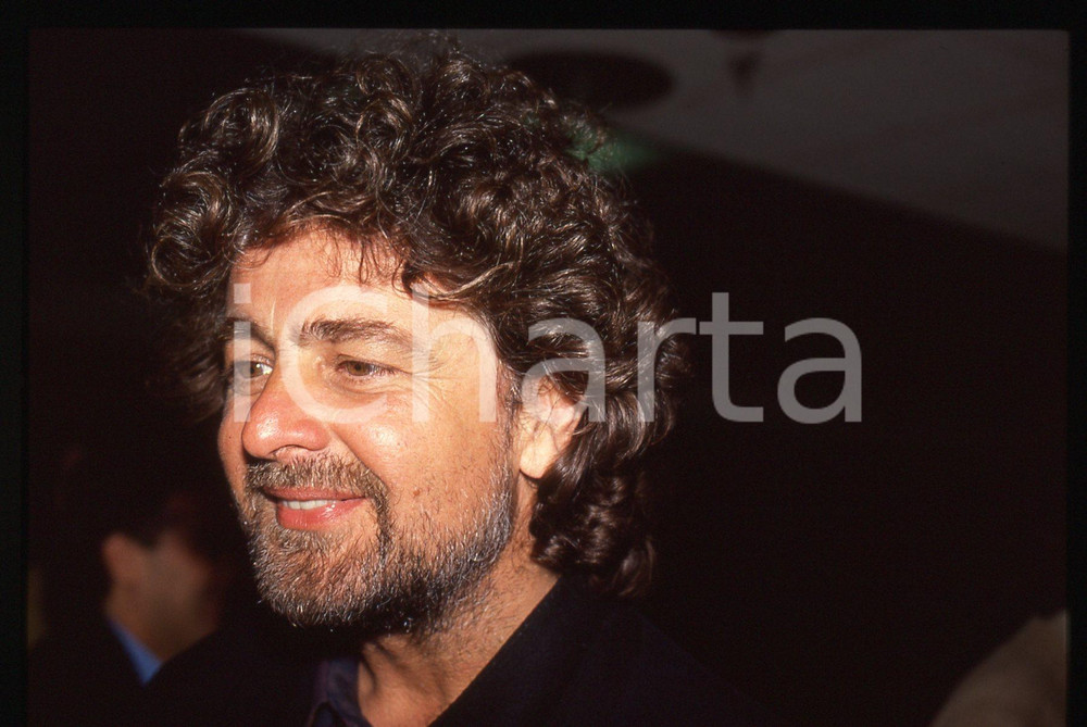 35mm vintage slide* 1990 ca COSTUME Beppe GRILLO ritratto comico (1)  Diapositiva d'epoca, in formato 35 mm. CONDIZIONI: GOODTutti i diritti riservati.E' severamente vietata la riproduzione. ICharta mette in vendita, sul negozio eBay e in esclusiva sul sito "icharta" il proprio archivio composto da numerose diapositive e negativi fotografici d'epoca, tutti originali e autentici, che attraversano la storia del costume italiano tra gli la fine degli anni Sessanta e Novanta.Si tratta di uno sguardo inedito sull'attualit&agrave;, la politica, la vita quotidiana, il gossip e la cultura, che fotografa il cambiamento della nazione in quest'ultimo scorcio del XX secolo. Un'occasione unica per il mercato del collezionismo, che vede finalmente disponibile un archivio eccezionale per vastit&agrave;, tematiche e condizioni, in un settore (il negativo fotografico e la diapositiva) di assoluta novit&agrave; e dalle interessanti prospettive di investimento.     originale e autentica 1