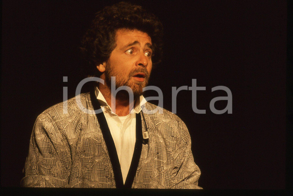 35mm vintage slide* 1988 FESTIVAL DI SANREMO Beppe GRILLO in scena (25)  Diapositiva d'epoca, in formato 35 mm. CONDIZIONI: GOODTutti i diritti riservati.E' severamente vietata la riproduzione. ICharta mette in vendita, sul negozio eBay e in esclusiva sul sito "icharta" il proprio archivio composto da numerose diapositive e negativi fotografici d'epoca, tutti originali e autentici, che attraversano la storia del costume italiano tra gli la fine degli anni Sessanta e Novanta.Si tratta di uno sguardo inedito sull'attualit&agrave;, la politica, la vita quotidiana, il gossip e la cultura, che fotografa il cambiamento della nazione in quest'ultimo scorcio del XX secolo. Un'occasione unica per il mercato del collezionismo, che vede finalmente disponibile un archivio eccezionale per vastit&agrave;, tematiche e condizioni, in un settore (il negativo fotografico e la diapositiva) di assoluta novit&agrave; e dalle interessanti prospettive di investimento.     originale e autentica 1