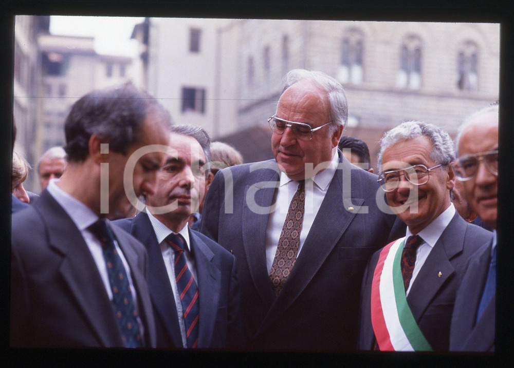 35mm vintage slide* 1992 FIRENZE Giuliano AMATO Helmut KOHL Giorgio MORALES (3)   La fotografia &egrave; stata scattata in occasione del vertice italo-tedesco, svoltosi a Firenze tra il 17 e il 18 settembre 1992. Nella diapositiva compaiono Giuliano Amato, Helmut Kohl, Emilio Colombo e Giorgio Morales.Diapositiva d'epoca, in formato 35 mm. CONDIZIONI: GOODTutti i diritti riservati.E' severamente vietata la riproduzione. ICharta mette in vendita, sul negozio eBay e in esclusiva sul sito "icharta" il proprio archivio composto da numerose diapositive e negativi fotografici d'epoca, tutti originali e autentici, che attraversano la storia del costume italiano tra gli la fine degli anni Sessanta e Novanta.Si tratta di uno sguardo inedito sull'attualit&agrave;, la politica, la vita quotidiana, il gossip e la cultura, che fotografa il cambiamento della nazione in quest'ultimo scorcio del XX secolo. Un'occasione unica per il mercato del collezionismo, che vede finalmente disponibile un archivio eccezionale per vastit&agrave;, tematiche e condizioni, in un settore (il negativo fotografico e la diapositiva) di assoluta novit&agrave; e dalle interessanti prospettive di investimento.     originale e autentica 1