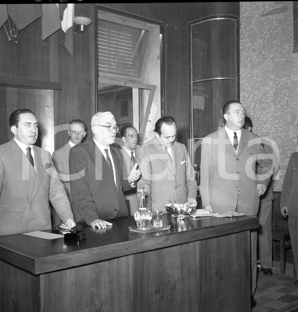 1953 BRESCIA Ass. Commerc. Virgilio MAGRIS Mario CAVELLINI Bruno BONI *NEGATIVO* Negativo originale in bianco e nero su pellicola.  E' SEVERAMENTE VIETATA LA RIPRODUZIONE.TUTTI I DIRITTI SONO RISERVATI.ICharta mette in vendita, sul negozio eBay e in esclusiva sul sito "icharta" il proprio archivio composto da numerose diapositive e negativi fotografici d'epoca, tutti originali e autentici.Si tratta di uno sguardo inedito sull'attualità, la politica, la vita quotidiana, il gossip e la cultura, che fotografa il cambiamento della nazione (e non solo) tra il 1890 ed il 1990 circa. Un'occasione unica per il mercato del collezionismo, che vede finalmente disponibile un archivio eccezionale per vastità, tematiche e condizioni, in un settore (il negativo fotografico e la diapositiva) di assoluta novità e dalle interessanti prospettive di investimento. CONDIZIONI:FAIR/discretoFORMATO: cm 6 x 6 originale e autentica 1