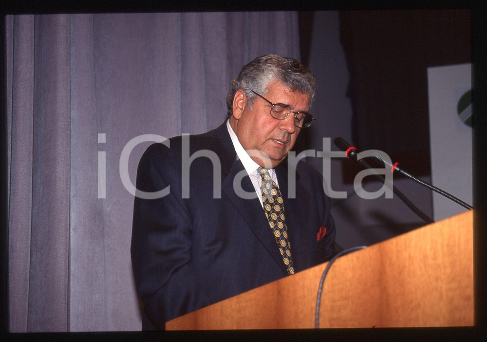 35mm vintage slide* 1995 ca LIBERAL PARTY OF CANADA Alfonso GAGLIANO (4)  MILANO  Diapositiva d'epoca, in formato 35 mm. CONDIZIONI: GOODTutti i diritti riservati.E' severamente vietata la riproduzione. ICharta mette in vendita, sul negozio eBay e in esclusiva sul sito "icharta" il proprio archivio composto da numerose diapositive e negativi fotografici d'epoca, tutti originali e autentici, che attraversano la storia del costume italiano tra gli la fine degli anni Sessanta e Novanta.Si tratta di uno sguardo inedito sull'attualit&agrave;, la politica, la vita quotidiana, il gossip e la cultura, che fotografa il cambiamento della nazione in quest'ultimo scorcio del XX secolo. Un'occasione unica per il mercato del collezionismo, che vede finalmente disponibile un archivio eccezionale per vastit&agrave;, tematiche e condizioni, in un settore (il negativo fotografico e la diapositiva) di assoluta novit&agrave; e dalle interessanti prospettive di investimento.     originale e autentica 1