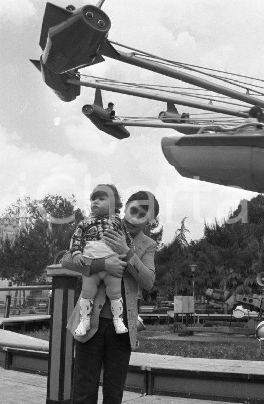 1970 ca NAPOLI Tony ASTARITAa EDENLANDIA *NEGATIVO ORIGINALE 17 Negativo originale in bianco e nero su pellicola.  E' SEVERAMENTE VIETATA LA RIPRODUZIONE.TUTTI I DIRITTI SONO RISERVATI.ICharta mette in vendita, sul negozio eBay e in esclusiva sul sito "icharta" il proprio archivio composto da numerose diapositive e negativi fotografici d'epoca, tutti originali e autentici.Si tratta di uno sguardo inedito sull'attualità, la politica, la vita quotidiana, il gossip e la cultura, che fotografa il cambiamento della nazione (e non solo) tra il 1890 ed il 1990 circa. Un'occasione unica per il mercato del collezionismo, che vede finalmente disponibile un archivio eccezionale per vastità, tematiche e condizioni, in un settore (il negativo fotografico e la diapositiva) di assoluta novità e dalle interessanti prospettive di investimento. CONDIZIONI:FAIR/discretoFORMATO: 35mm originale e autentica 1