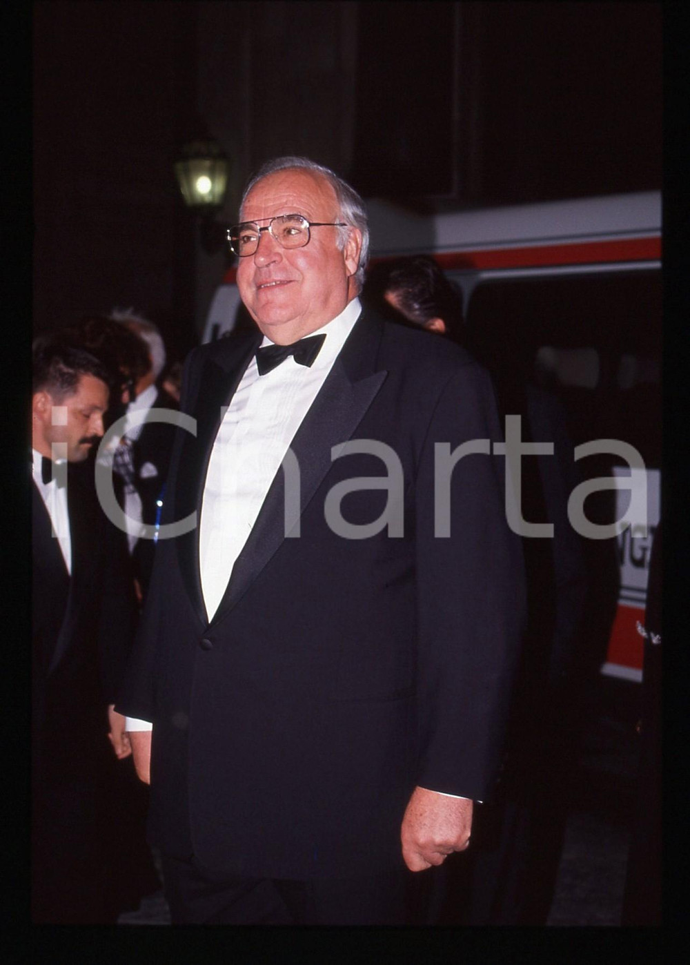 35mm vintage slide* 1990 ca CDU Helmut KOHL ritratto del cancelliere tedesco (1)   Diapositiva d'epoca, in formato 35 mm. CONDIZIONI: GOODTutti i diritti riservati.E' severamente vietata la riproduzione. ICharta mette in vendita, sul negozio eBay e in esclusiva sul sito "icharta" il proprio archivio composto da numerose diapositive e negativi fotografici d'epoca, tutti originali e autentici, che attraversano la storia del costume italiano tra gli la fine degli anni Sessanta e Novanta.Si tratta di uno sguardo inedito sull'attualit&agrave;, la politica, la vita quotidiana, il gossip e la cultura, che fotografa il cambiamento della nazione in quest'ultimo scorcio del XX secolo. Un'occasione unica per il mercato del collezionismo, che vede finalmente disponibile un archivio eccezionale per vastit&agrave;, tematiche e condizioni, in un settore (il negativo fotografico e la diapositiva) di assoluta novit&agrave; e dalle interessanti prospettive di investimento.     originale e autentica 1