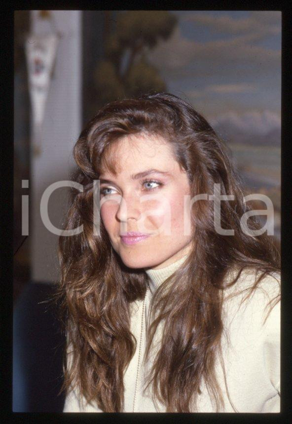 Fotografia d epoca originale Carol ALT attrice  Ritratto in abito bianco  1990 ca 35 mm vintage slide 8 1