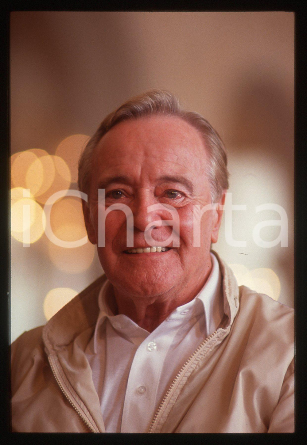 35mm vintage slide* 1992 Mostra del Cinema VENEZIA - Jack LEMMON 35 Diapositiva d'epoca, in formato 35 mm. CONDIZIONI: GOOD Tutti i diritti riservati E' severamente vietata la riproduzione.  ICharta mette in vendita, sul negozio eBay e in esclusiva sul sito "icharta" il proprio archivio composto da numerose diapositive e negativi fotografici d'epoca, tutti originali e autentici, che attraversano la storia del costume italiano tra gli la fine degli anni Sessanta e Novanta.Si tratta di uno sguardo inedito sull'attualit&agrave;, la politica, la vita quotidiana, il gossip e la cultura, che fotografa il cambiamento della nazione in quest'ultimo scorcio del XX secolo. Un'occasione unica per il mercato del collezionismo, che vede finalmente disponibile un archivio eccezionale per vastit&agrave;, tematiche e condizioni, in un settore (il negativo fotografico e la diapositiva) di assoluta novit&agrave; e dalle interessanti prospettive di investimento.      originale e autentica 1