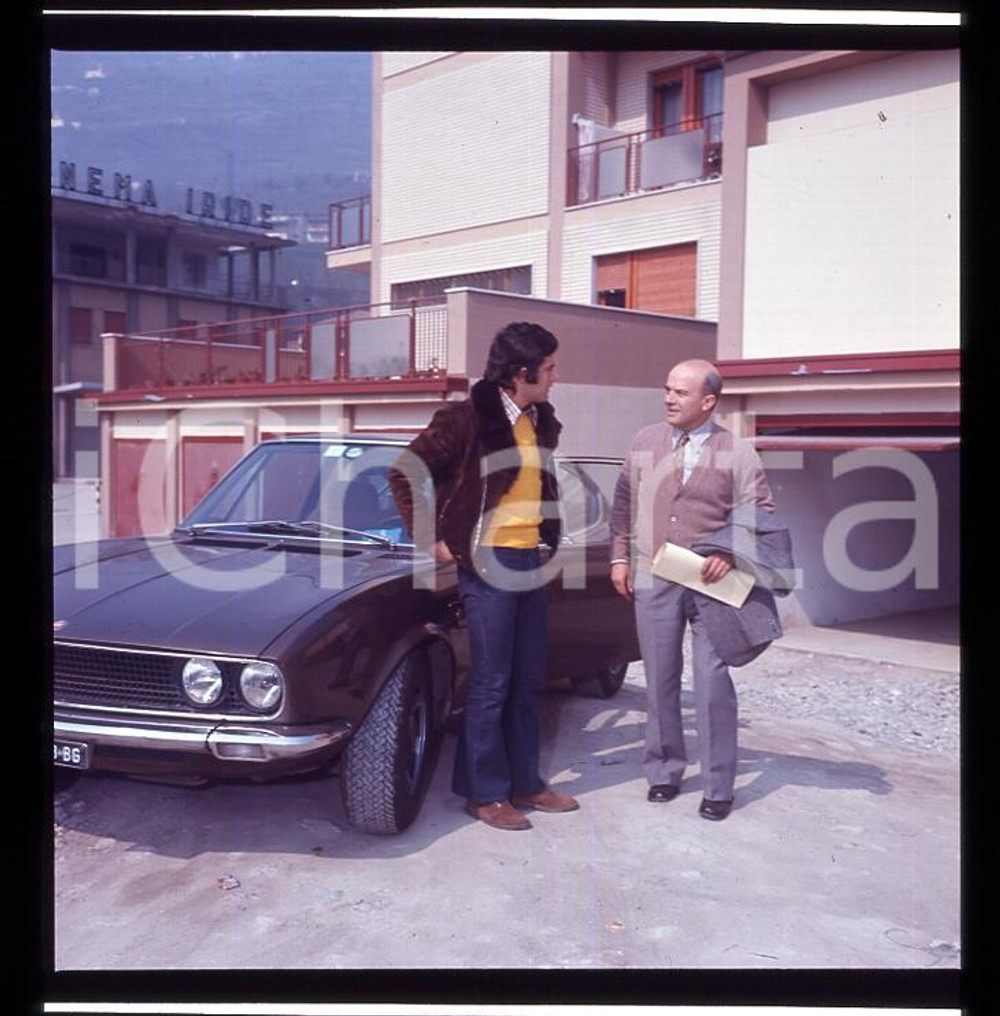 1970ca LOVERE - COSTA VOLPINO Giacomo AGOSTINI  *DIAPOSITIVA ORIGINALE  Pellicola fotografica positiva a colori, in formato cm 6 x 6 E' SEVERAMENTE VIETATA LA RIPRODUZIONE.TUTTI I DIRITTI SONO RISERVATI.ICharta mette in vendita, sul negozio eBay e in esclusiva sul sito "icharta" il proprio archivio composto da numerose diapositive e negativi fotografici d'epoca, tutti originali e autentici, che attraversano la storia del costume italiano tra gli la fine degli anni Sessanta e Novanta.Si tratta di uno sguardo inedito sull'attualità, la politica, la vita quotidiana, il gossip e la cultura, che fotografa il cambiamento della nazione in quest'ultimo scorcio del XX secolo. Un'occasione unica per il mercato del collezionismo, che vede finalmente disponibile un archivio eccezionale per vastità, tematiche e condizioni, in un settore (il negativo fotografico e la diapositiva) di assoluta novità e dalle interessanti prospettive di investimento. CONDIZIONI:FAIR/discretoFORMATO: cm 6 x 6 originale e autentica 1