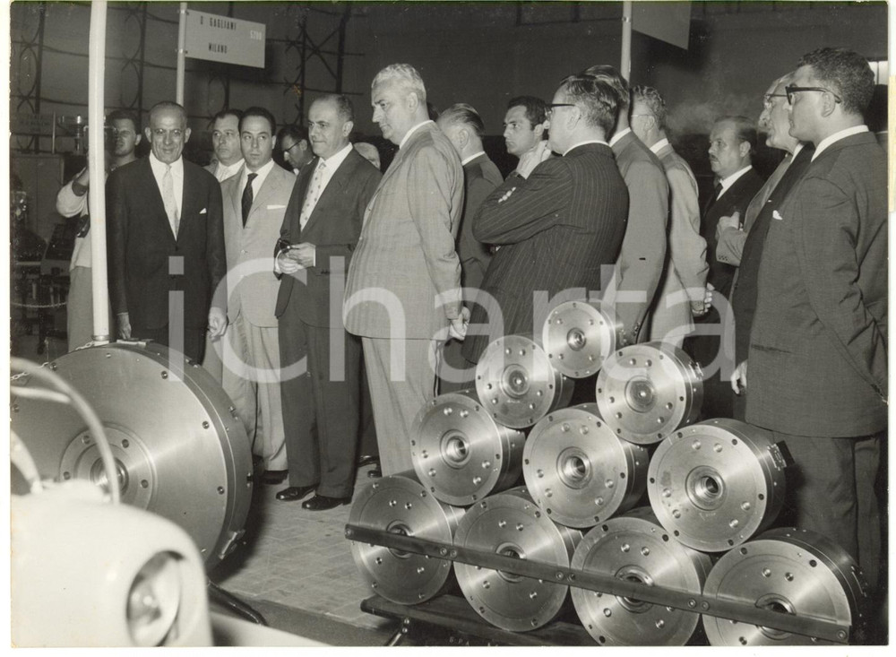 1958 MILANO FIERA Giorgio BO visita Esposizione della macchina utensile (1)  Fotografia d'epoca con didascalia coeva al verso.   CONDIZIONI: G (minimi aloni) FORMATO: 18x13 cm      originale e autentica 1