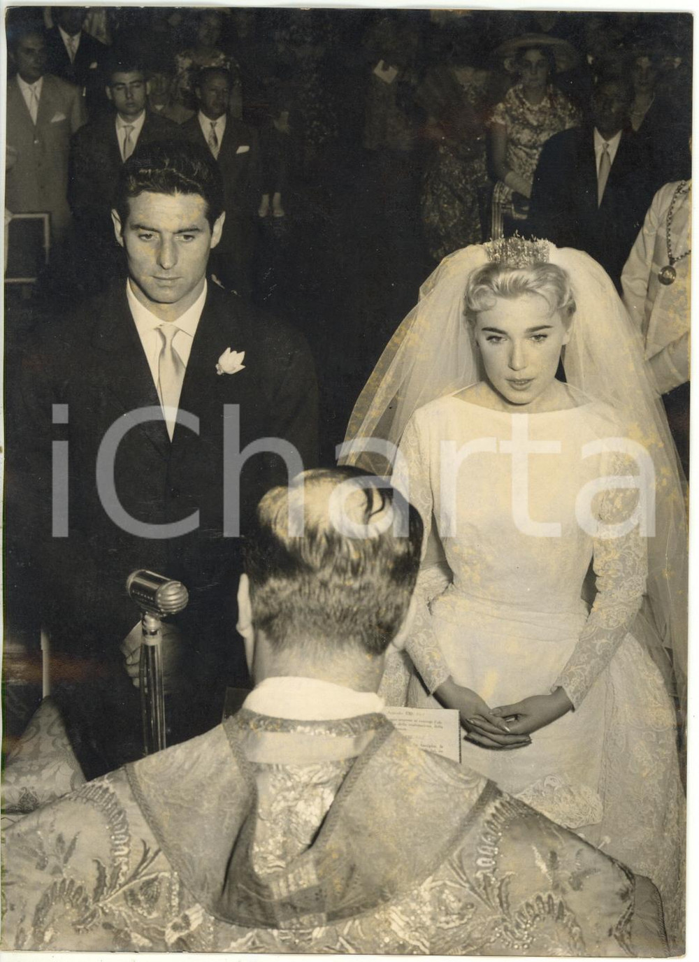 1958 MILANO Matrimonio Edy CAMPAGNOLI e Lorenzo BUFFON - Gli sposi all'altare  Fotografia d'epoca con didascalia al verso.  CONDIZIONI: FAIR (evidenti ondulature e aloni) FORMATO: 13x18 cm      originale e autentica 1