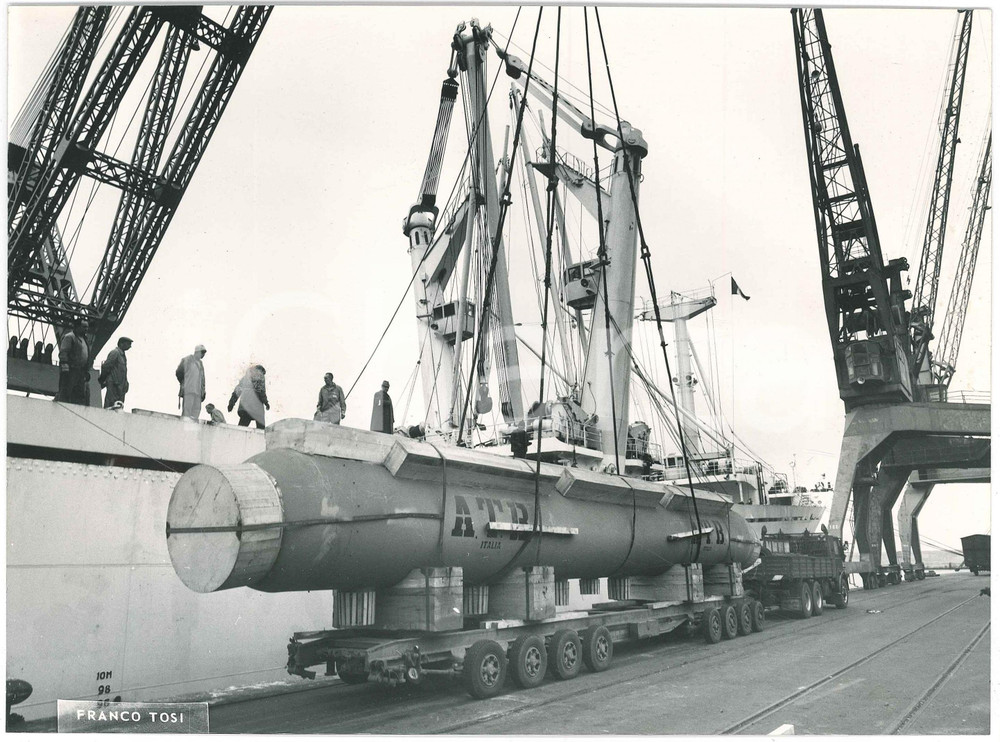 Fotografia d epoca originale 1975 ca Ditta Franco TOSI LEGNANO ATB Italia  Imbarco reattore raffineria 7 1