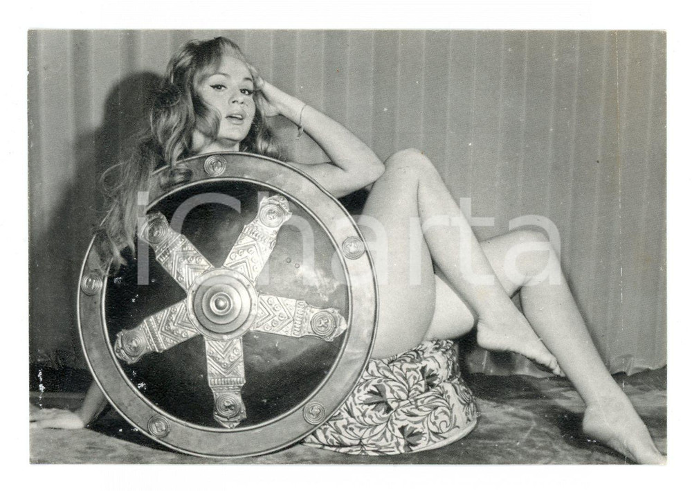 Oggetto da collezione cartaceo 1960 ca EROTICA VINTAGE Liana ORFEI Nuda con scudo vichingo  Foto seriale NAT 1
