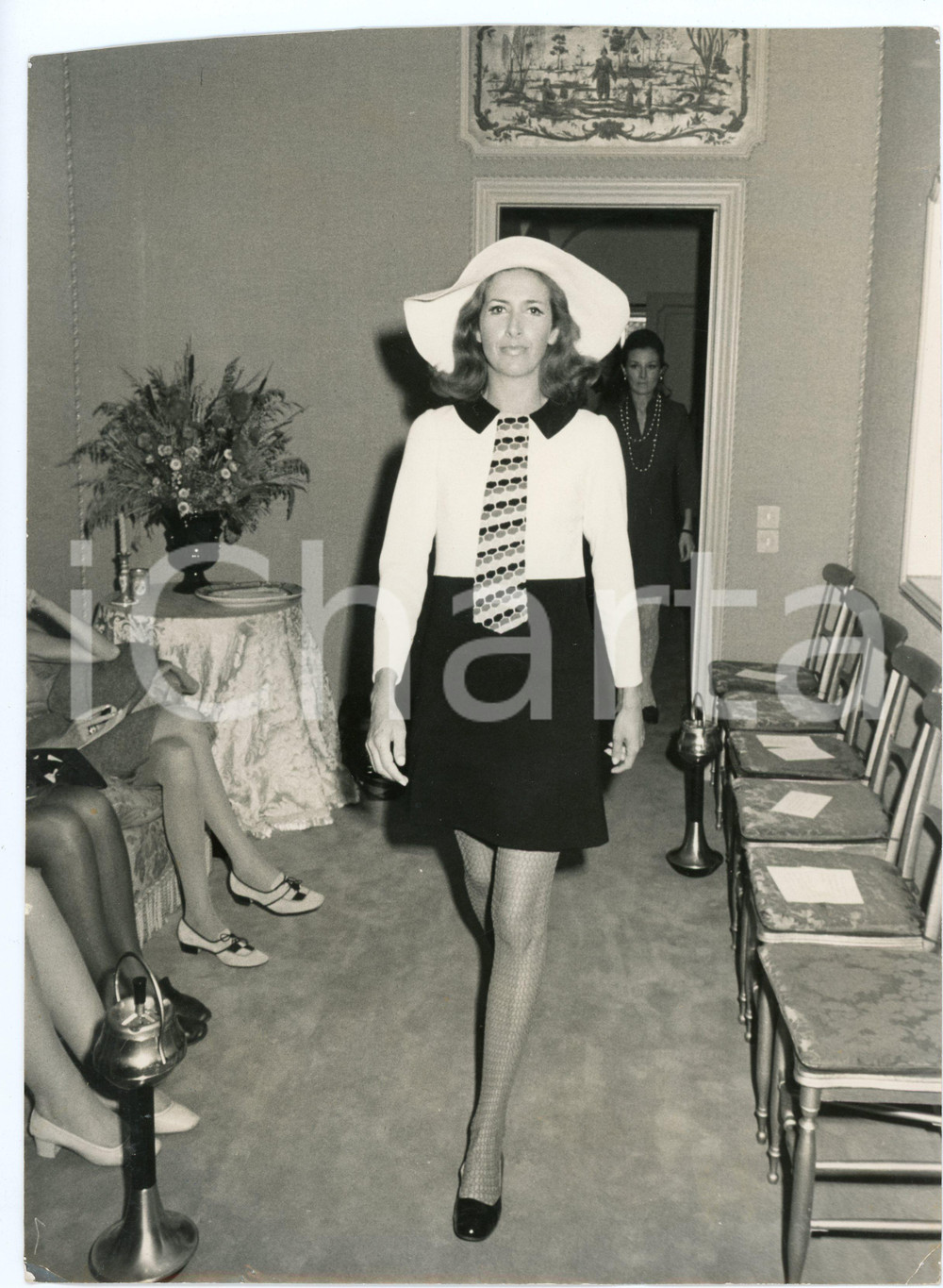 Fotografia d epoca originale 1970 ca ROMA Sfilata di MODA Modella con cravatta e calze a rete  Foto 20x27 1