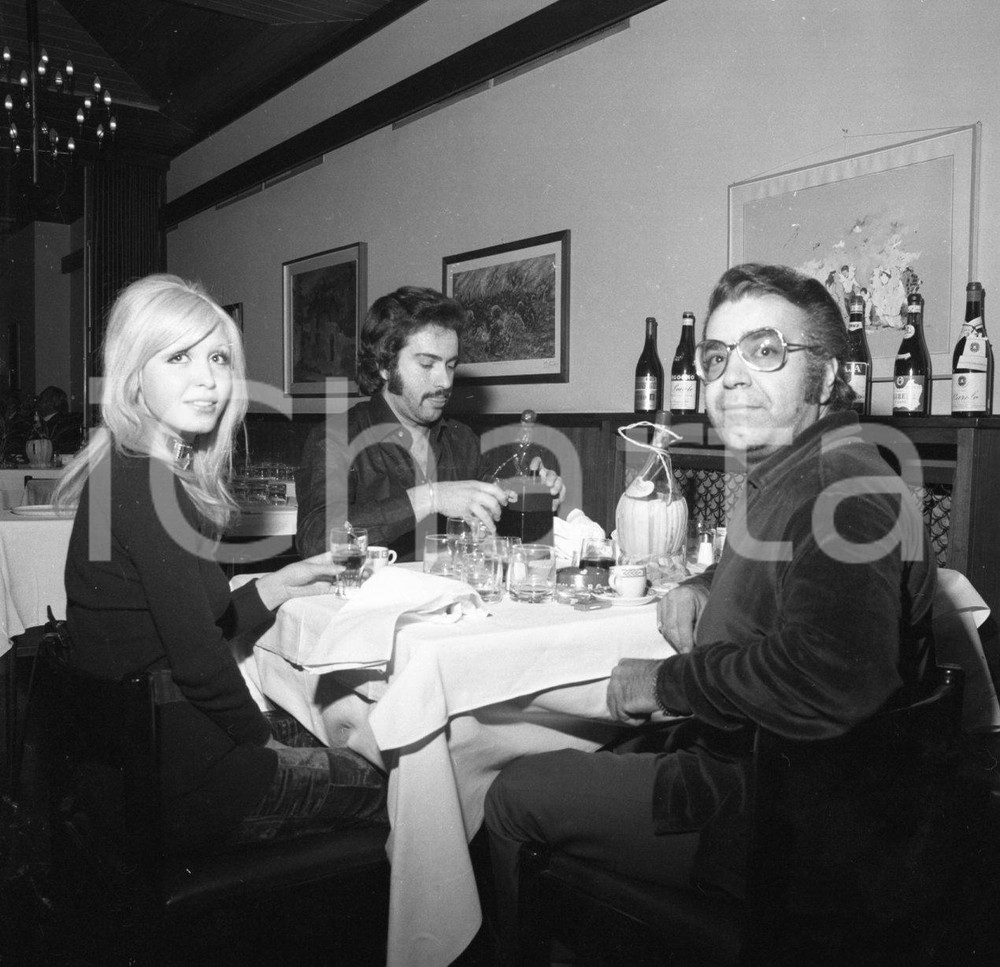 1970 ca MILANO Augusto MARTELLI Dori GHEZZI Jimmy NEBB *NEGATIVO ORIGINALE 2 Negativo originale in bianco e nero su pellicola.  E' SEVERAMENTE VIETATA LA RIPRODUZIONE.TUTTI I DIRITTI SONO RISERVATI.ICharta mette in vendita, sul negozio eBay e in esclusiva sul sito "icharta" il proprio archivio composto da numerose diapositive e negativi fotografici d'epoca, tutti originali e autentici.Si tratta di uno sguardo inedito sull'attualità, la politica, la vita quotidiana, il gossip e la cultura, che fotografa il cambiamento della nazione (e non solo) tra il 1890 ed il 1990 circa. Un'occasione unica per il mercato del collezionismo, che vede finalmente disponibile un archivio eccezionale per vastità, tematiche e condizioni, in un settore (il negativo fotografico e la diapositiva) di assoluta novità e dalle interessanti prospettive di investimento. CONDIZIONI:FAIR/discretoFORMATO: cm 6 x 6 originale e autentica 1