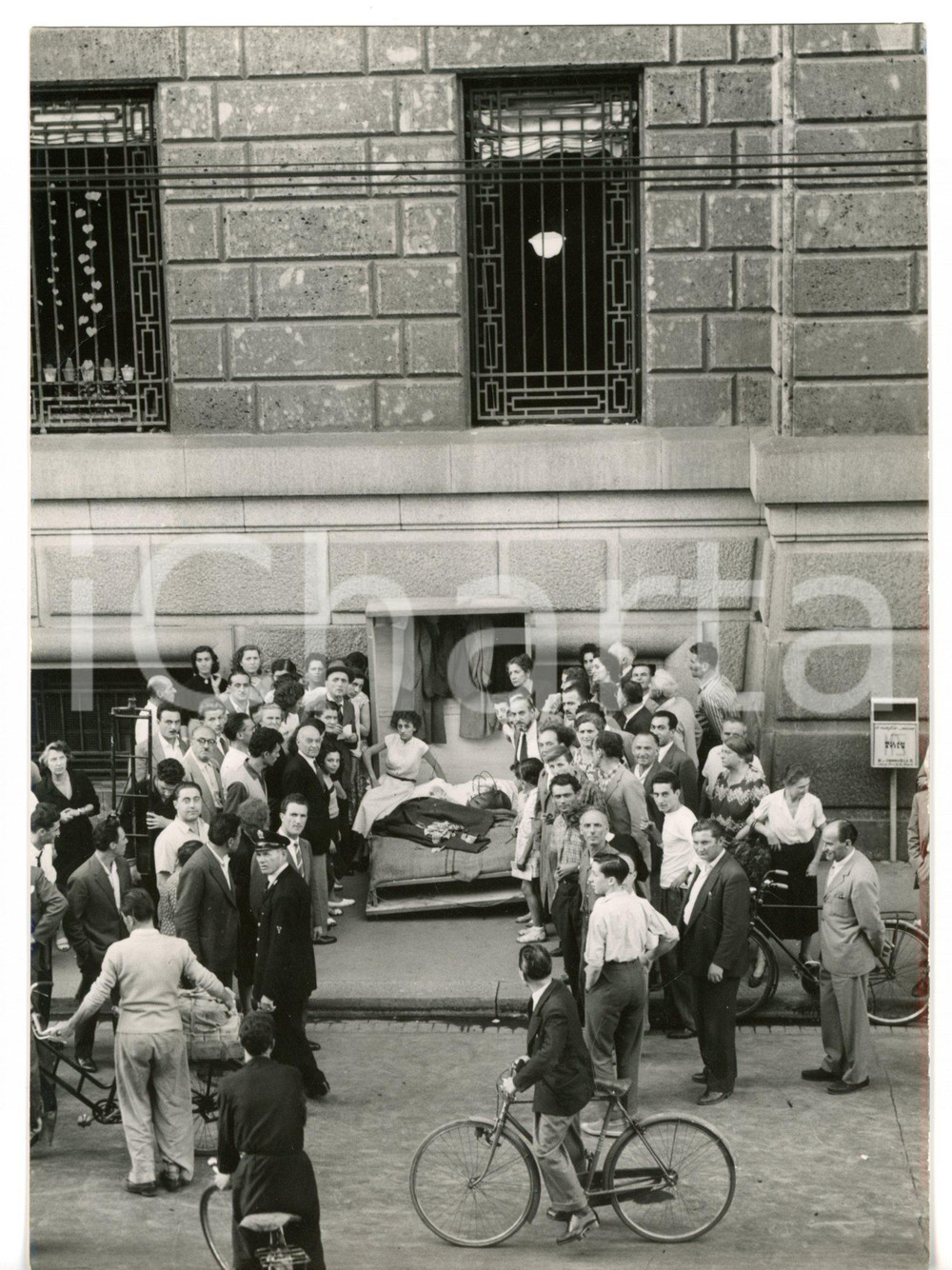 Fotografia d epoca originale 1953 MILANO Via Larga  Donna sfrattata protesta davanti al municipio Foto 1
