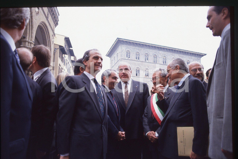 35mm vintage slide* 1992 FIRENZE Giuliano AMATO Helmut KOHL Giorgio MORALES (1)   La fotografia &egrave; stata scattata in occasione del vertice italo-tedesco, svoltosi a Firenze tra il 17 e il 18 settembre 1992. Nella diapositiva compaiono Giuliano Amato, Helmut Kohl, Emilio Colombo e Giorgio Morales.Diapositiva d'epoca, in formato 35 mm. CONDIZIONI: GOODTutti i diritti riservati.E' severamente vietata la riproduzione. ICharta mette in vendita, sul negozio eBay e in esclusiva sul sito "icharta" il proprio archivio composto da numerose diapositive e negativi fotografici d'epoca, tutti originali e autentici, che attraversano la storia del costume italiano tra gli la fine degli anni Sessanta e Novanta.Si tratta di uno sguardo inedito sull'attualit&agrave;, la politica, la vita quotidiana, il gossip e la cultura, che fotografa il cambiamento della nazione in quest'ultimo scorcio del XX secolo. Un'occasione unica per il mercato del collezionismo, che vede finalmente disponibile un archivio eccezionale per vastit&agrave;, tematiche e condizioni, in un settore (il negativo fotografico e la diapositiva) di assoluta novit&agrave; e dalle interessanti prospettive di investimento.     originale e autentica 1