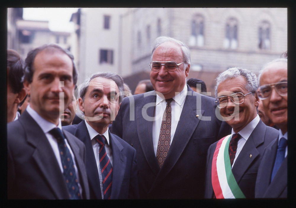 35mm vintage slide* 1992 FIRENZE Giuliano AMATO Helmut KOHL Giorgio MORALES (2)   La fotografia &egrave; stata scattata in occasione del vertice italo-tedesco, svoltosi a Firenze tra il 17 e il 18 settembre 1992. Nella diapositiva compaiono Giuliano Amato, Helmut Kohl, Emilio Colombo, Valdo Spini e Giorgio Morales.Diapositiva d'epoca, in formato 35 mm. CONDIZIONI: GOODTutti i diritti riservati.E' severamente vietata la riproduzione. ICharta mette in vendita, sul negozio eBay e in esclusiva sul sito "icharta" il proprio archivio composto da numerose diapositive e negativi fotografici d'epoca, tutti originali e autentici, che attraversano la storia del costume italiano tra gli la fine degli anni Sessanta e Novanta.Si tratta di uno sguardo inedito sull'attualit&agrave;, la politica, la vita quotidiana, il gossip e la cultura, che fotografa il cambiamento della nazione in quest'ultimo scorcio del XX secolo. Un'occasione unica per il mercato del collezionismo, che vede finalmente disponibile un archivio eccezionale per vastit&agrave;, tematiche e condizioni, in un settore (il negativo fotografico e la diapositiva) di assoluta novit&agrave; e dalle interessanti prospettive di investimento.     originale e autentica 1