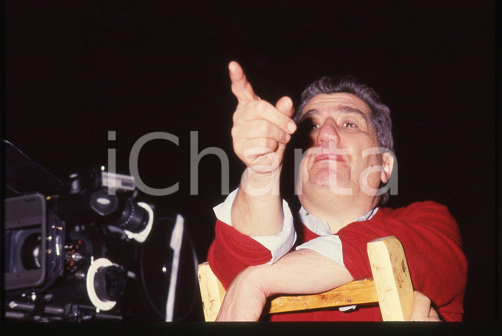 35mm vintage slide* 1990 ca TELEVISIONE Salvatore NOCITA ritratto regista (1)   Diapositiva d'epoca, in formato 35 mm. CONDIZIONI: GOODTutti i diritti riservati.E' severamente vietata la riproduzione. ICharta mette in vendita, sul negozio eBay e in esclusiva sul sito "icharta" il proprio archivio composto da numerose diapositive e negativi fotografici d'epoca, tutti originali e autentici, che attraversano la storia del costume italiano tra gli la fine degli anni Sessanta e Novanta.Si tratta di uno sguardo inedito sull'attualit&agrave;, la politica, la vita quotidiana, il gossip e la cultura, che fotografa il cambiamento della nazione in quest'ultimo scorcio del XX secolo. Un'occasione unica per il mercato del collezionismo, che vede finalmente disponibile un archivio eccezionale per vastit&agrave;, tematiche e condizioni, in un settore (il negativo fotografico e la diapositiva) di assoluta novit&agrave; e dalle interessanti prospettive di investimento.     originale e autentica 1