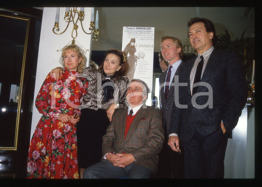 35mm vintage slide* 1989 MILANO Roberto CHEVALIER Corrado OLMI Ileana GHIONE 4  Diapositiva d'epoca, in formato 35 mm. La diapositiva illustra la presentazione dell'opera teatrale "Candida". Nella diapositiva compaiono Roberto Chevalier, Corrado Olmi, Ileana e Ivelise Ghione e Osvaldo Ruggieri.CONDIZIONI: GOODTutti i diritti riservati.E' severamente vietata la riproduzione. ICharta mette in vendita, sul negozio eBay e in esclusiva sul sito "icharta" il proprio archivio composto da numerose diapositive e negativi fotografici d'epoca, tutti originali e autentici, che attraversano la storia del costume italiano tra gli la fine degli anni Sessanta e Novanta.Si tratta di uno sguardo inedito sull'attualit&agrave;, la politica, la vita quotidiana, il gossip e la cultura, che fotografa il cambiamento della nazione in quest'ultimo scorcio del XX secolo. Un'occasione unica per il mercato del collezionismo, che vede finalmente disponibile un archivio eccezionale per vastit&agrave;, tematiche e condizioni, in un settore (il negativo fotografico e la diapositiva) di assoluta novit&agrave; e dalle interessanti prospettive di investimento.     originale e autentica 1