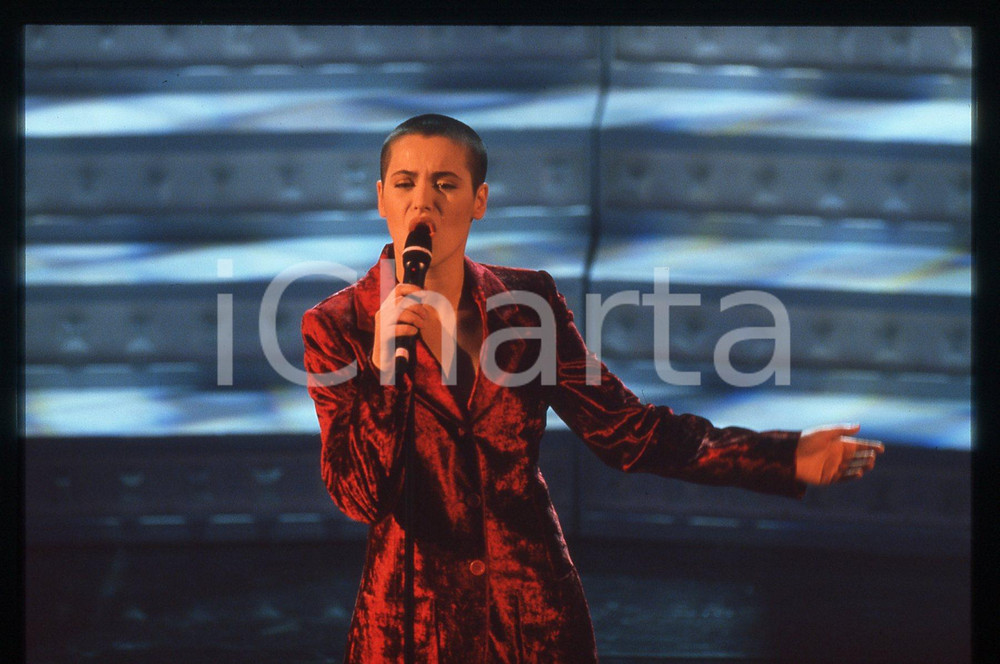 35mm vintage slide* 1997 SANREMO Teatro Ariston - Silvia SALEMI sul palco (8) Diapositiva d'epoca, in formato 35 mm. CONDIZIONI: GOODE' severamente vietata la riproduzione. Tutti i diritti sono riservati. ICharta mette in vendita, sul negozio eBay e in esclusiva sul sito "icharta" il proprio archivio composto da numerose diapositive e negativi fotografici d'epoca, tutti originali e autentici, che attraversano la storia del costume italiano tra gli la fine degli anni Sessanta e Novanta.Si tratta di uno sguardo inedito sull'attualit&agrave;, la politica, la vita quotidiana, il gossip e la cultura, che fotografa il cambiamento della nazione in quest'ultimo scorcio del XX secolo. Un'occasione unica per il mercato del collezionismo, che vede finalmente disponibile un archivio eccezionale per vastit&agrave;, tematiche e condizioni, in un settore (il negativo fotografico e la diapositiva) di assoluta novit&agrave; e dalle interessanti prospettive di investimento.     originale e autentica 1