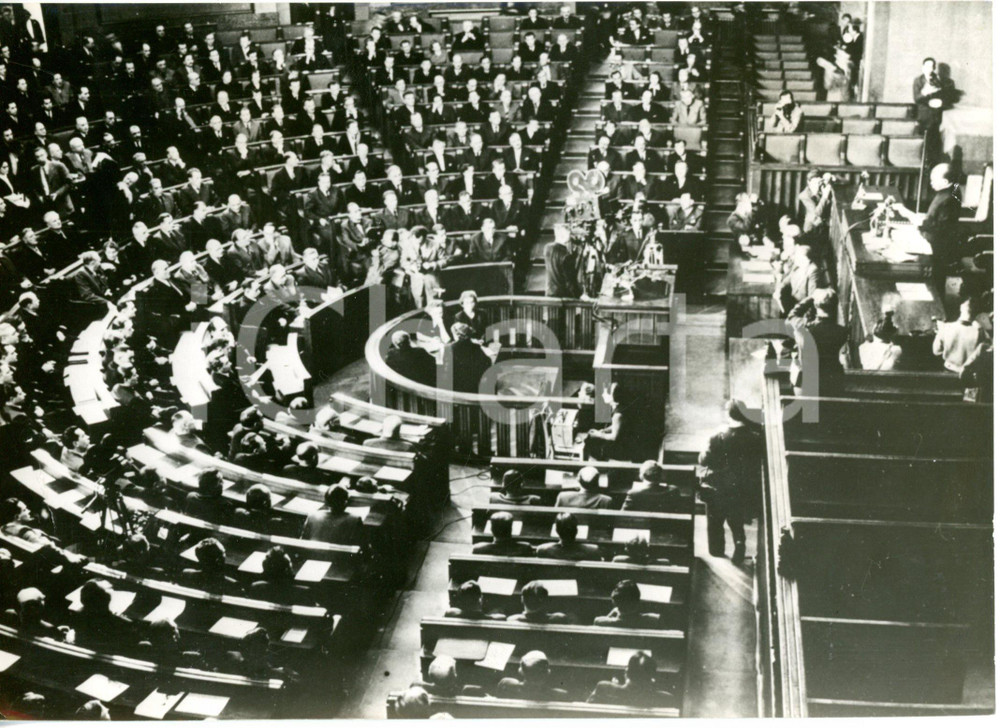1957 WARSAW (POLAND) Discorso di Boleslaw DROBNER alla Camera dei deputati   Fotografia d'epoca con didascalia dattiloscritta coeva.   CONDIZIONI: FAIR (lieve sovraimpressione al margine destro, evidente piegatura al margine sinistro) FORMATO: 18x13 cm      originale e autentica 1