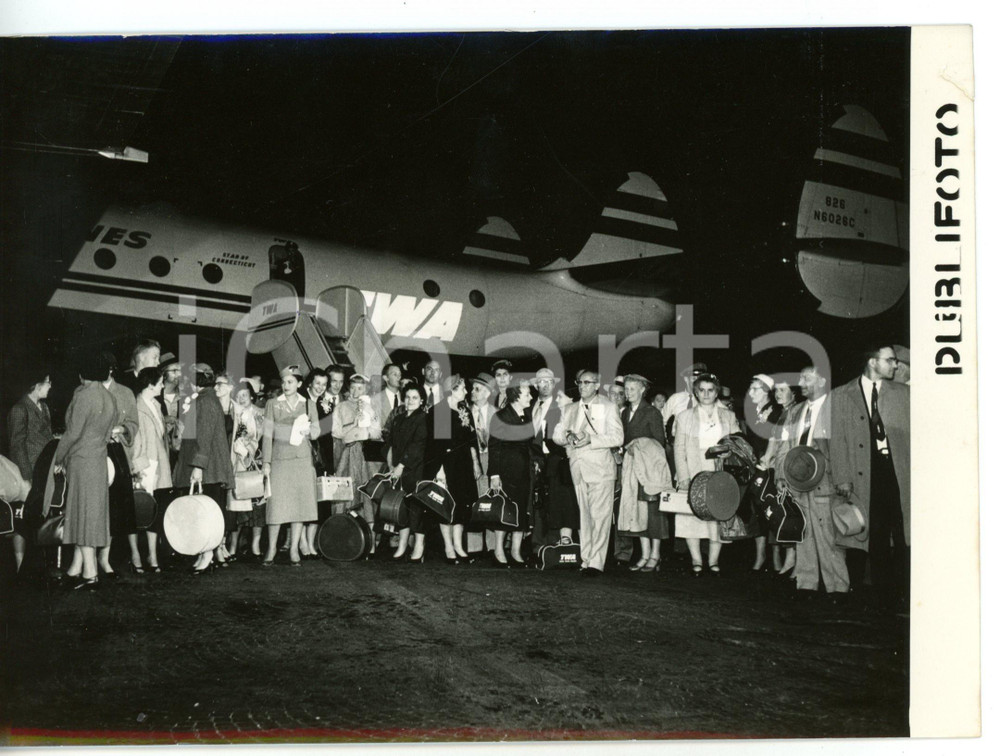 1954 ROMA CIAMPINO - TWA Operai FORD provenienti da DETROIT ^Foto 18x13 cm Fotografia d'epoca con didascalia coeva al verso. CONDIZIONI: GFORMATO: 18x13 cm      originale e autentica 1