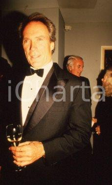 35mm vintage slide* 1988 CINEMA Clint EASTWOOD al Festival di CANNES (52) Diapositiva d'epoca, in formato 35 mm. CONDIZIONI: GOOD Tutti i diritti riservati E' severamente vietata la riproduzione.  ICharta mette in vendita, sul negozio eBay e in esclusiva sul sito "icharta" il proprio archivio composto da numerose diapositive e negativi fotografici d'epoca, tutti originali e autentici, che attraversano la storia del costume italiano tra gli la fine degli anni Sessanta e Novanta.Si tratta di uno sguardo inedito sull'attualit&agrave;, la politica, la vita quotidiana, il gossip e la cultura, che fotografa il cambiamento della nazione in quest'ultimo scorcio del XX secolo. Un'occasione unica per il mercato del collezionismo, che vede finalmente disponibile un archivio eccezionale per vastit&agrave;, tematiche e condizioni, in un settore (il negativo fotografico e la diapositiva) di assoluta novit&agrave; e dalle interessanti prospettive di investimento.   GOOD/buono   originale e autentica 1