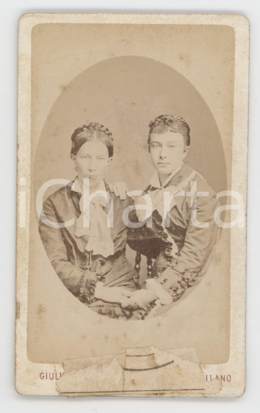 1875 ca GENOVA Ritratto di due sorelle con abito uguale ^Foto GIULIO ROSSI CDV Fotografia d'epoca montata su cartoncino rigido.FOTOGRAFO: Giulio Rossi - Genova  FAIR/discreto residuo cartaceo al lato inferiore FORMATO: 6x10 cm originale e autentica 1
