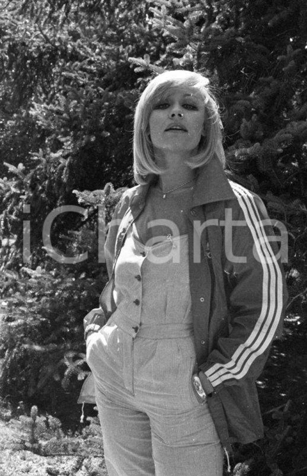 1980 ca Raffaella CARRÀ photoshoot NEGATIVO ORIGINALE 7 Negativo originale in bianco e nero su pellicola.  E' SEVERAMENTE VIETATA LA RIPRODUZIONE.TUTTI I DIRITTI SONO RISERVATI.ICharta mette in vendita, sul negozio eBay e in esclusiva sul sito "icharta" il proprio archivio composto da numerose diapositive e negativi fotografici d'epoca, tutti originali e autentici.Si tratta di uno sguardo inedito sull'attualità, la politica, la vita quotidiana, il gossip e la cultura, che fotografa il cambiamento della nazione (e non solo) tra il 1890 ed il 1990 circa. Un'occasione unica per il mercato del collezionismo, che vede finalmente disponibile un archivio eccezionale per vastità, tematiche e condizioni, in un settore (il negativo fotografico e la diapositiva) di assoluta novità e dalle interessanti prospettive di investimento. CONDIZIONI:FAIR/discretoFORMATO: 35mm originale e autentica 1