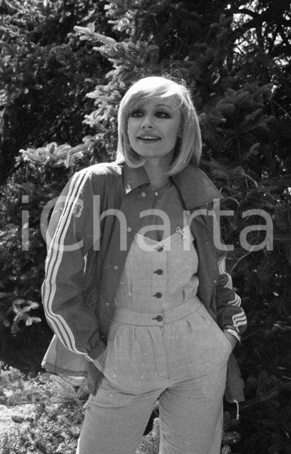 1980 ca Raffaella CARRÀ photoshoot NEGATIVO ORIGINALE 4 Negativo originale in bianco e nero su pellicola.  E' SEVERAMENTE VIETATA LA RIPRODUZIONE.TUTTI I DIRITTI SONO RISERVATI.ICharta mette in vendita, sul negozio eBay e in esclusiva sul sito "icharta" il proprio archivio composto da numerose diapositive e negativi fotografici d'epoca, tutti originali e autentici.Si tratta di uno sguardo inedito sull'attualità, la politica, la vita quotidiana, il gossip e la cultura, che fotografa il cambiamento della nazione (e non solo) tra il 1890 ed il 1990 circa. Un'occasione unica per il mercato del collezionismo, che vede finalmente disponibile un archivio eccezionale per vastità, tematiche e condizioni, in un settore (il negativo fotografico e la diapositiva) di assoluta novità e dalle interessanti prospettive di investimento. CONDIZIONI:FAIR/discretoFORMATO: 35mm originale e autentica 1