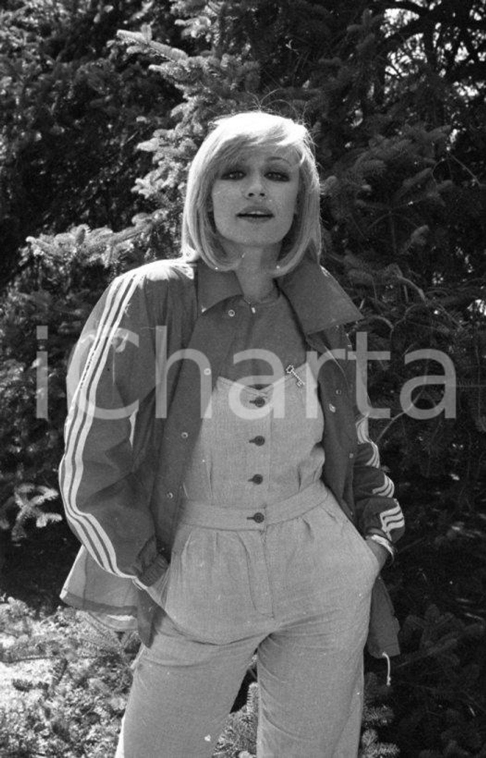 1980 ca Raffaella CARRÀ photoshoot  NEGATIVO ORIGINALE 3 Negativo originale in bianco e nero su pellicola.  E' SEVERAMENTE VIETATA LA RIPRODUZIONE.TUTTI I DIRITTI SONO RISERVATI.ICharta mette in vendita, sul negozio eBay e in esclusiva sul sito "icharta" il proprio archivio composto da numerose diapositive e negativi fotografici d'epoca, tutti originali e autentici.Si tratta di uno sguardo inedito sull'attualità, la politica, la vita quotidiana, il gossip e la cultura, che fotografa il cambiamento della nazione (e non solo) tra il 1890 ed il 1990 circa. Un'occasione unica per il mercato del collezionismo, che vede finalmente disponibile un archivio eccezionale per vastità, tematiche e condizioni, in un settore (il negativo fotografico e la diapositiva) di assoluta novità e dalle interessanti prospettive di investimento. CONDIZIONI:FAIR/discretoFORMATO: 35mm originale e autentica 1