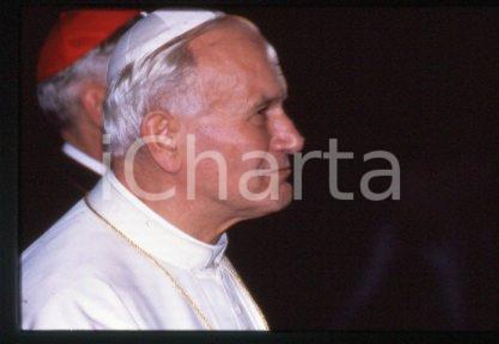 35mm vintage slide* 1986 LYON - FRANCE Papa Giovanni Paolo II (12)  Diapositiva d'epoca, in formato 35 mm.CONDIZIONI: GOODE' severamente vietata la riproduzione. Tutti i diritti sono riservati.Nella diapositiva ICharta mette in vendita, sul negozio eBay e in esclusiva sul sito "icharta" il proprio archivio composto da numerose diapositive e negativi fotografici d'epoca, tutti originali e autentici, che attraversano la storia del costume italiano tra gli la fine degli anni Sessanta e Novanta.Si tratta di uno sguardo inedito sull'attualit&agrave;, la politica, la vita quotidiana, il gossip e la cultura, che fotografa il cambiamento della nazione in quest'ultimo scorcio del XX secolo. Un'occasione unica per il mercato del collezionismo, che vede finalmente disponibile un archivio eccezionale per vastit&agrave;, tematiche e condizioni, in un settore (il negativo fotografico e la diapositiva) di assoluta novit&agrave; e dalle interessanti prospettive di investimento.   FAIR/discreto   originale e autentica 1