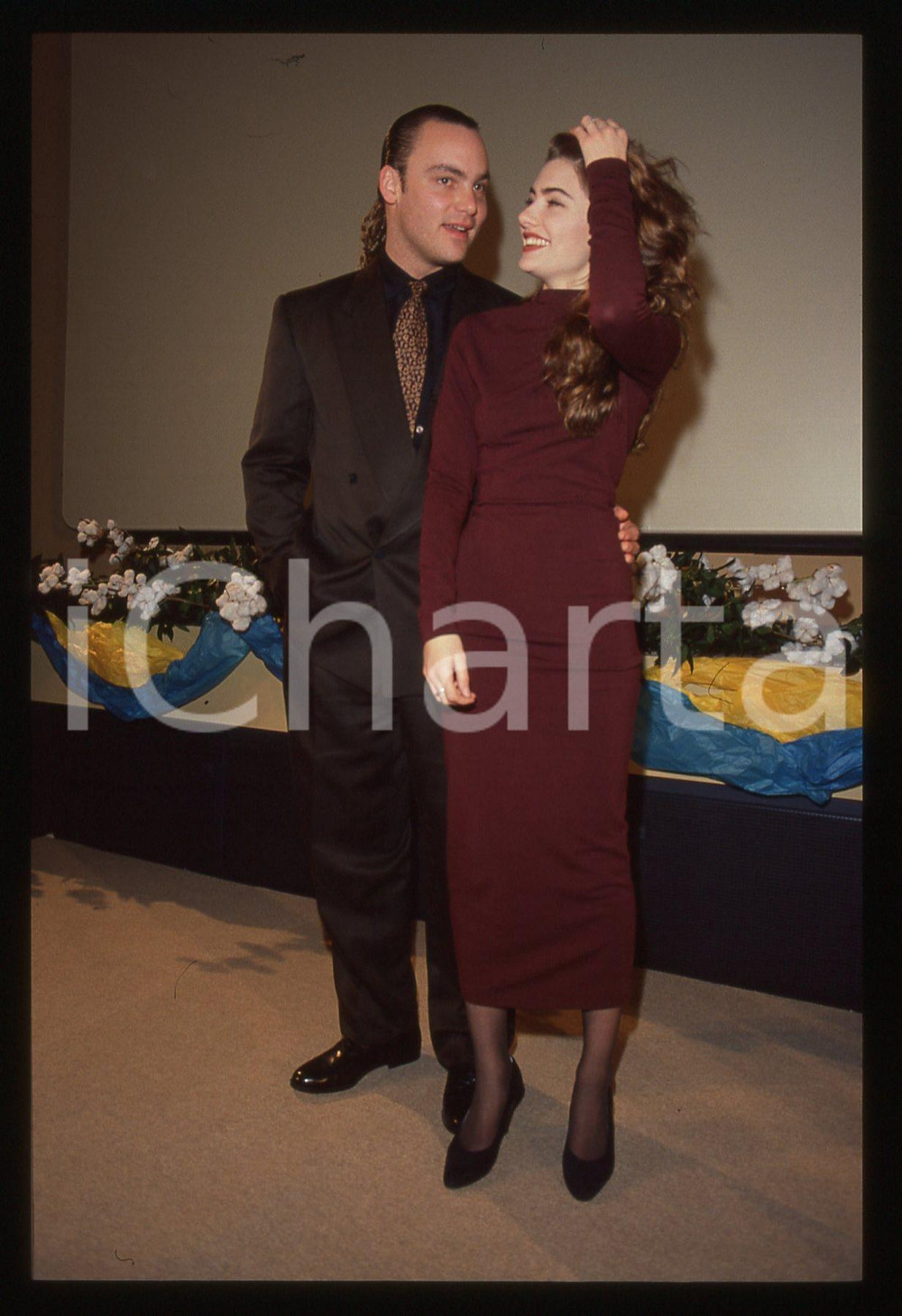 35mm vintage slide* 1991 MILANO Amick MADCHEN Eric DA RE Photocall TWIN PEAKS Diapositiva scattata durante la presentazione per la tv italiana dello sceneggiato Twin Peaks. Diapositiva d'epoca, in formato 35 mm. CONDIZIONI: GOOD Tutti i diritti riservatiE' severamente vietata la riproduzione.  ICharta mette in vendita, sul negozio eBay e in esclusiva sul sito "icharta" il proprio archivio composto da numerose diapositive e negativi fotografici d'epoca, tutti originali e autentici, che attraversano la storia del costume italiano tra gli la fine degli anni Sessanta e Novanta.Si tratta di uno sguardo inedito sull'attualit&agrave;, la politica, la vita quotidiana, il gossip e la cultura, che fotografa il cambiamento della nazione in quest'ultimo scorcio del XX secolo. Un'occasione unica per il mercato del collezionismo, che vede finalmente disponibile un archivio eccezionale per vastit&agrave;, tematiche e condizioni, in un settore (il negativo fotografico e la diapositiva) di assoluta novit&agrave; e dalle interessanti prospettive di investimento.      originale e autentica 1