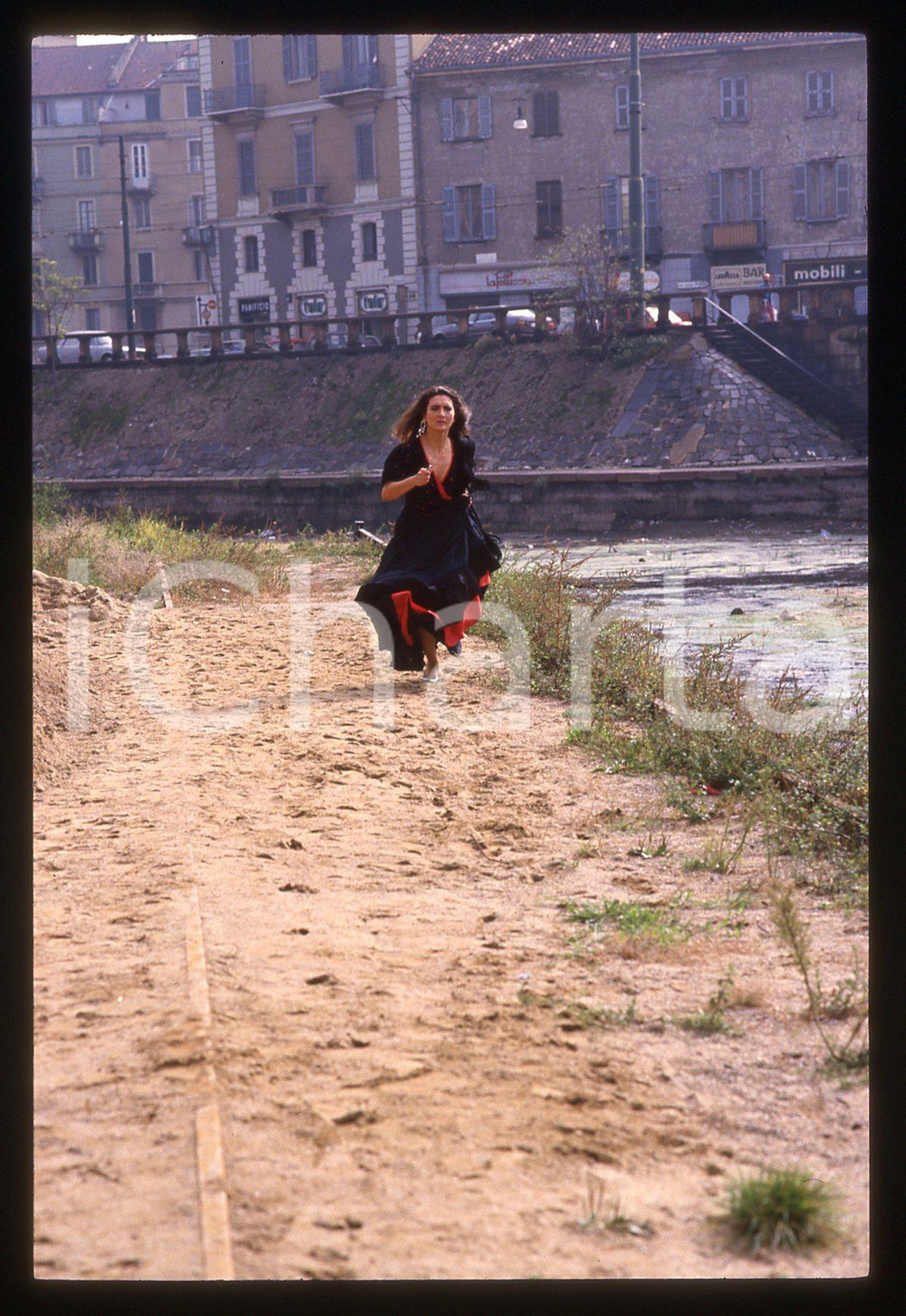 35mm vintage slide ^1991 IL COMMISSARIO CORSO - NOTTE DI LUNA Rosa Di BRIGIDA 26  Diapositiva d'epoca, in formato 35 mm.CONDIZIONI: GOODE' severamente vietata la riproduzione. Tutti i diritti sono riservati. ICharta mette in vendita, sul negozio eBay e in esclusiva sul sito "icharta" il proprio archivio composto da numerose diapositive e negativi fotografici d'epoca, tutti originali e autentici, che attraversano la storia del costume italiano tra gli la fine degli anni Sessanta e Novanta.Si tratta di uno sguardo inedito sull'attualit&agrave;, la politica, la vita quotidiana, il gossip e la cultura, che fotografa il cambiamento della nazione in quest'ultimo scorcio del XX secolo. Un'occasione unica per il mercato del collezionismo, che vede finalmente disponibile un archivio eccezionale per vastit&agrave;, tematiche e condizioni, in un settore (il negativo fotografico e la diapositiva) di assoluta novit&agrave; e dalle interessanti prospettive di investimento.     originale e autentica 1